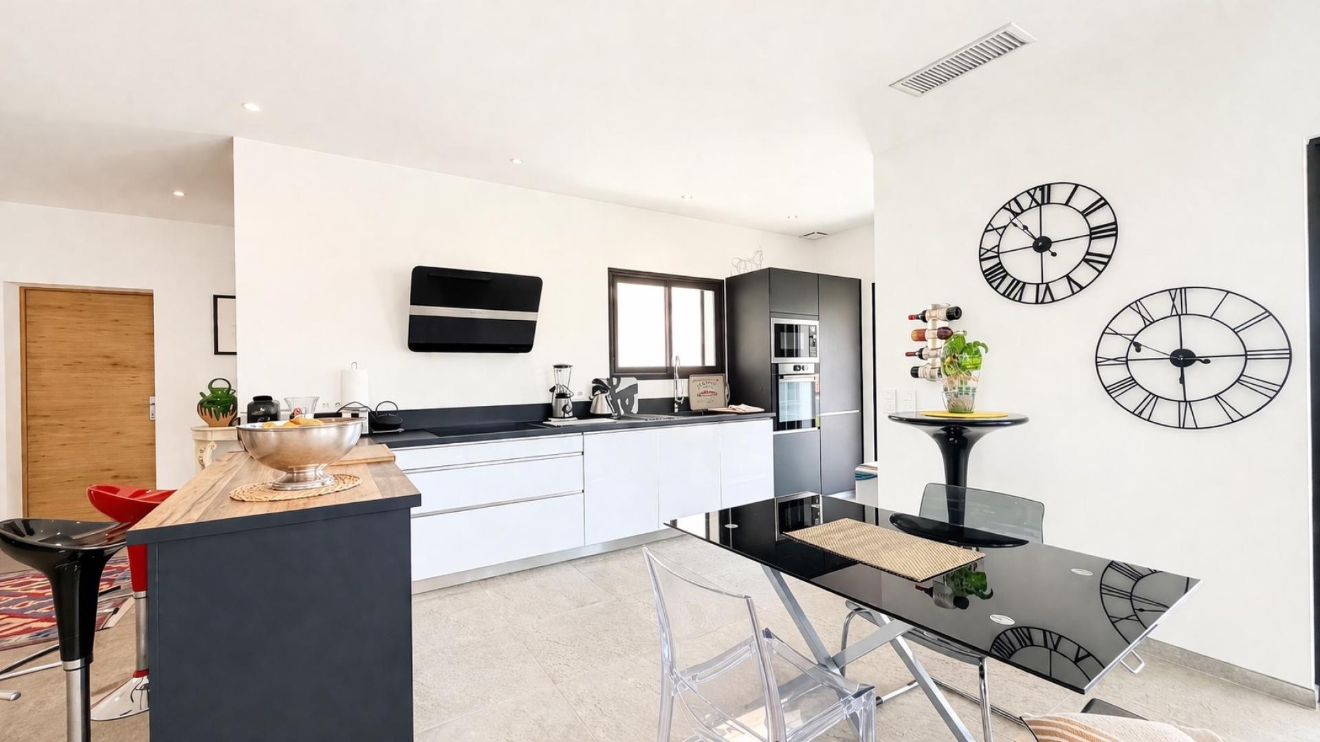 Photo 5 of the listing.