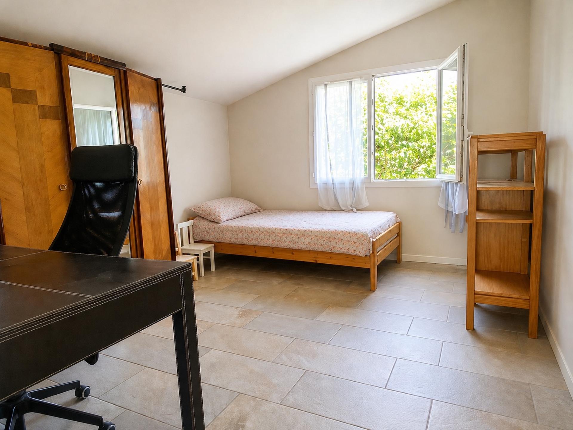 Photo 7 of the listing.