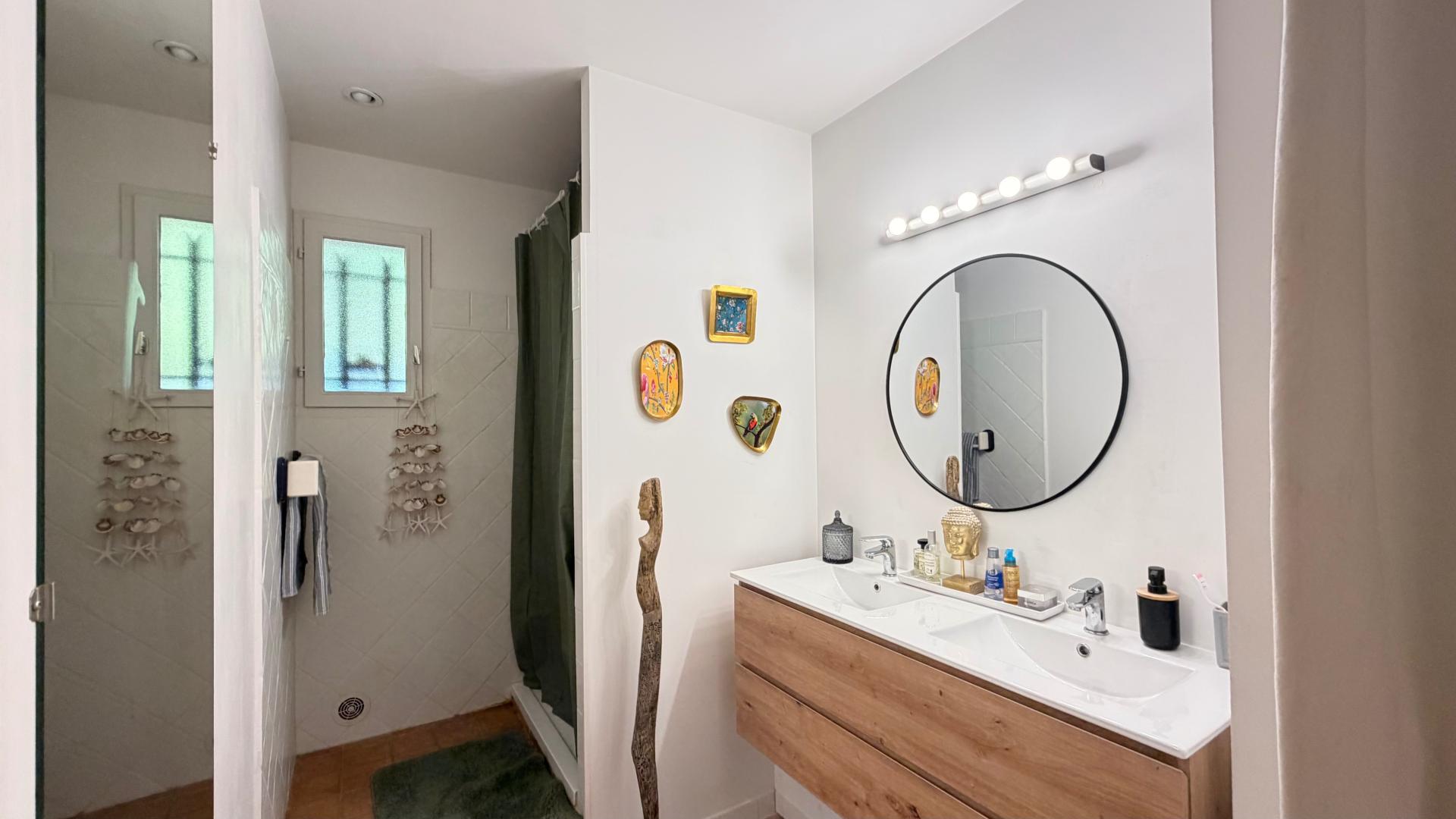 Photo 4 of the listing.