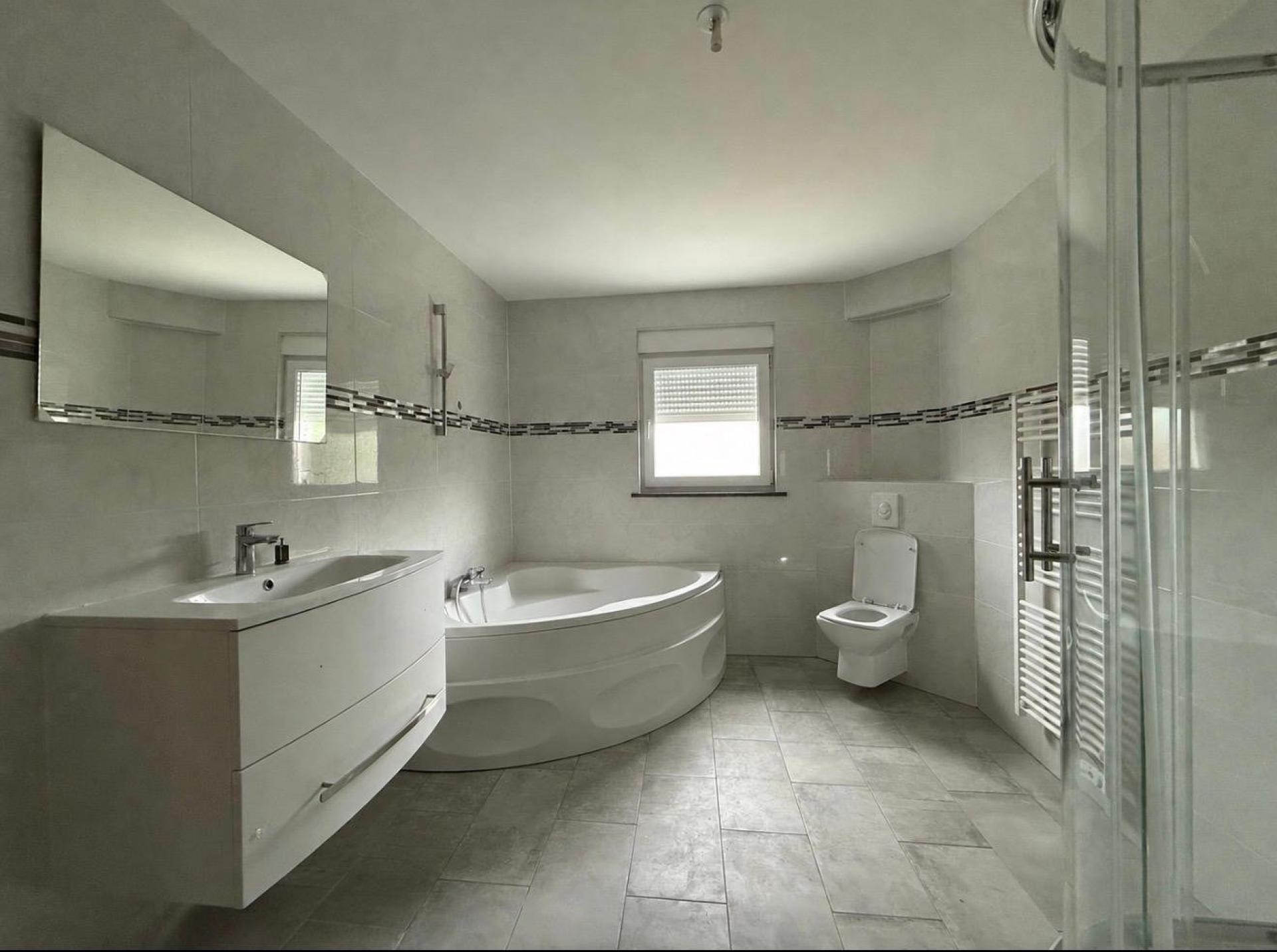 Photo 4 of the listing.