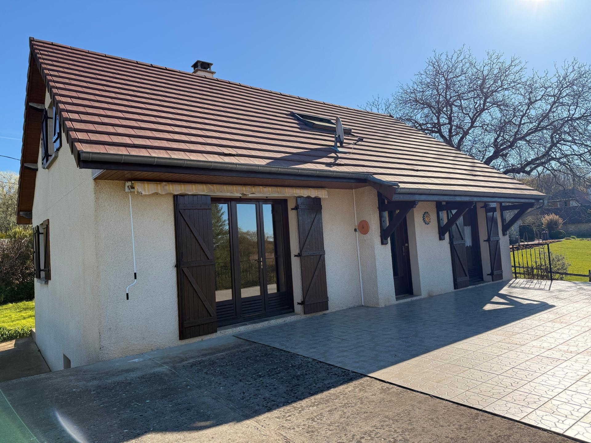 Maison de 110 m2, 3 ch, garage de 80 m2 et terrain de 2379 m2