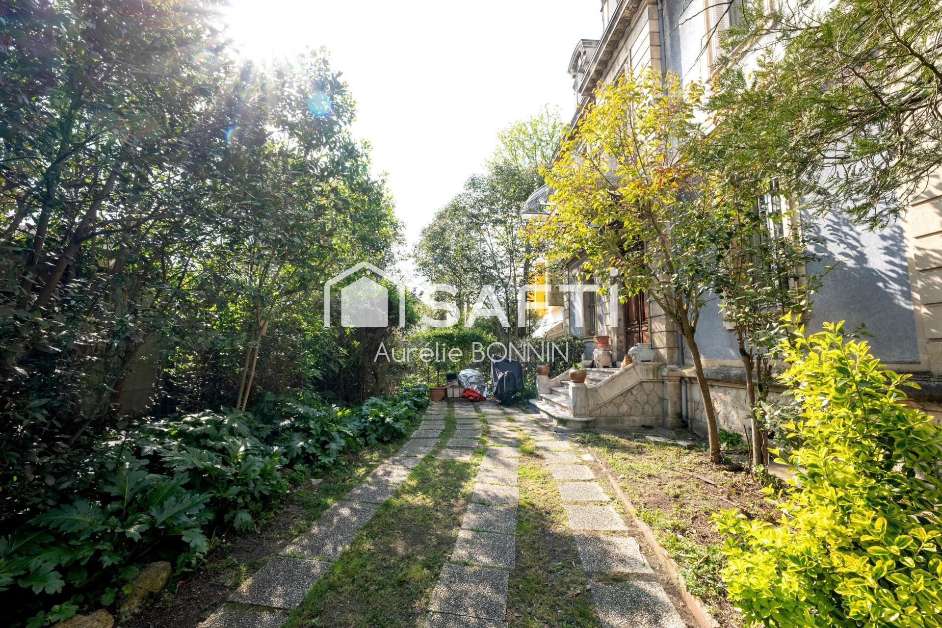 Talence entre forum et Peixotto propriété de caractère avec jardin et stationnement