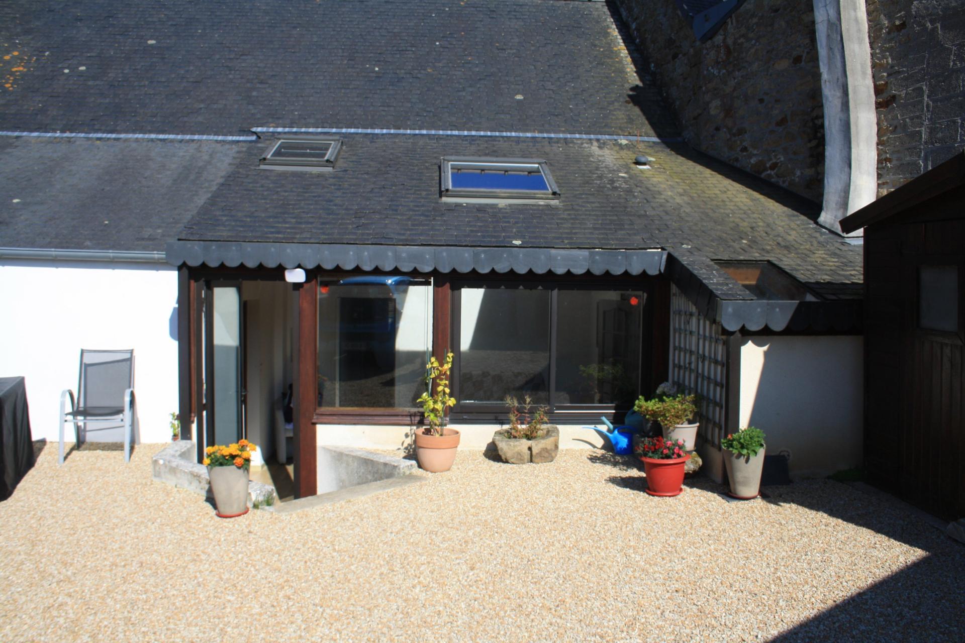 Maison en pierre avec dépendance