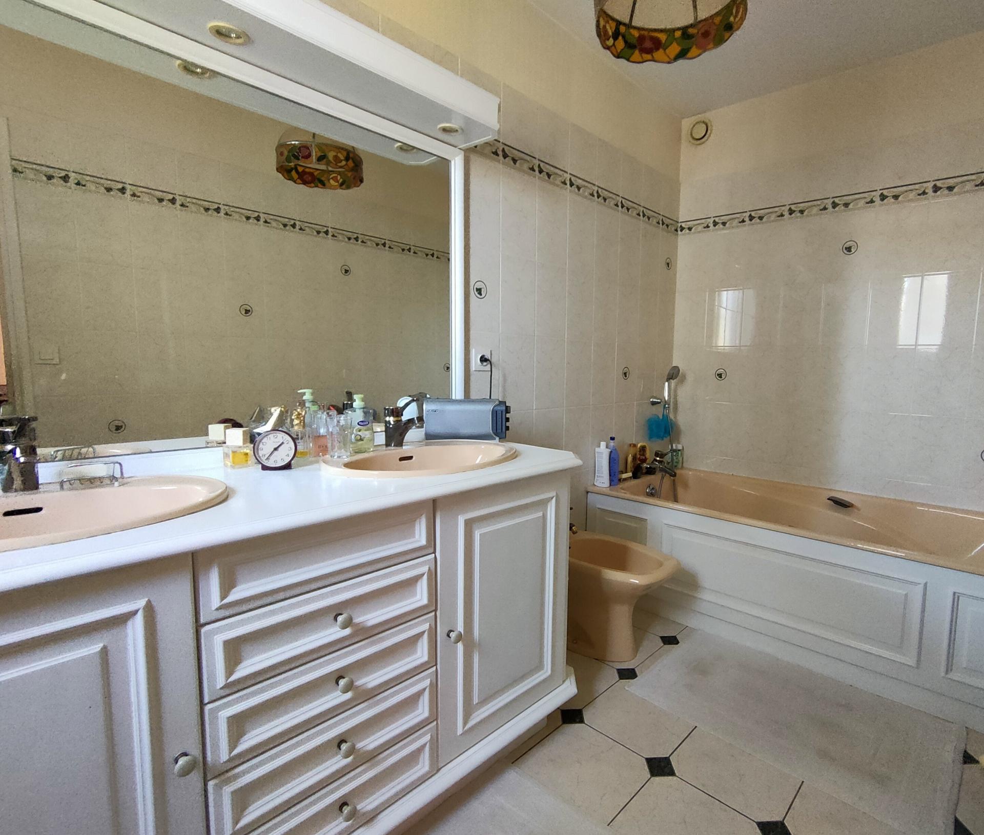 Photo 7 of the listing.