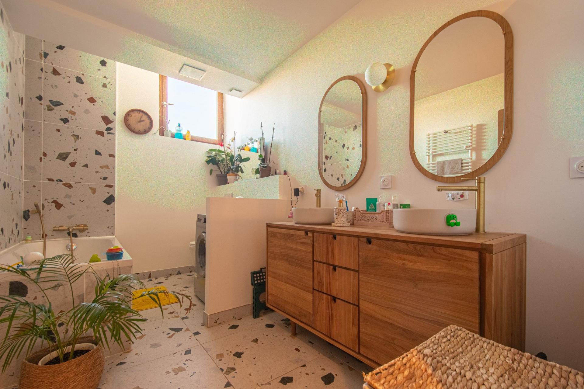 Photo 8 of the listing.