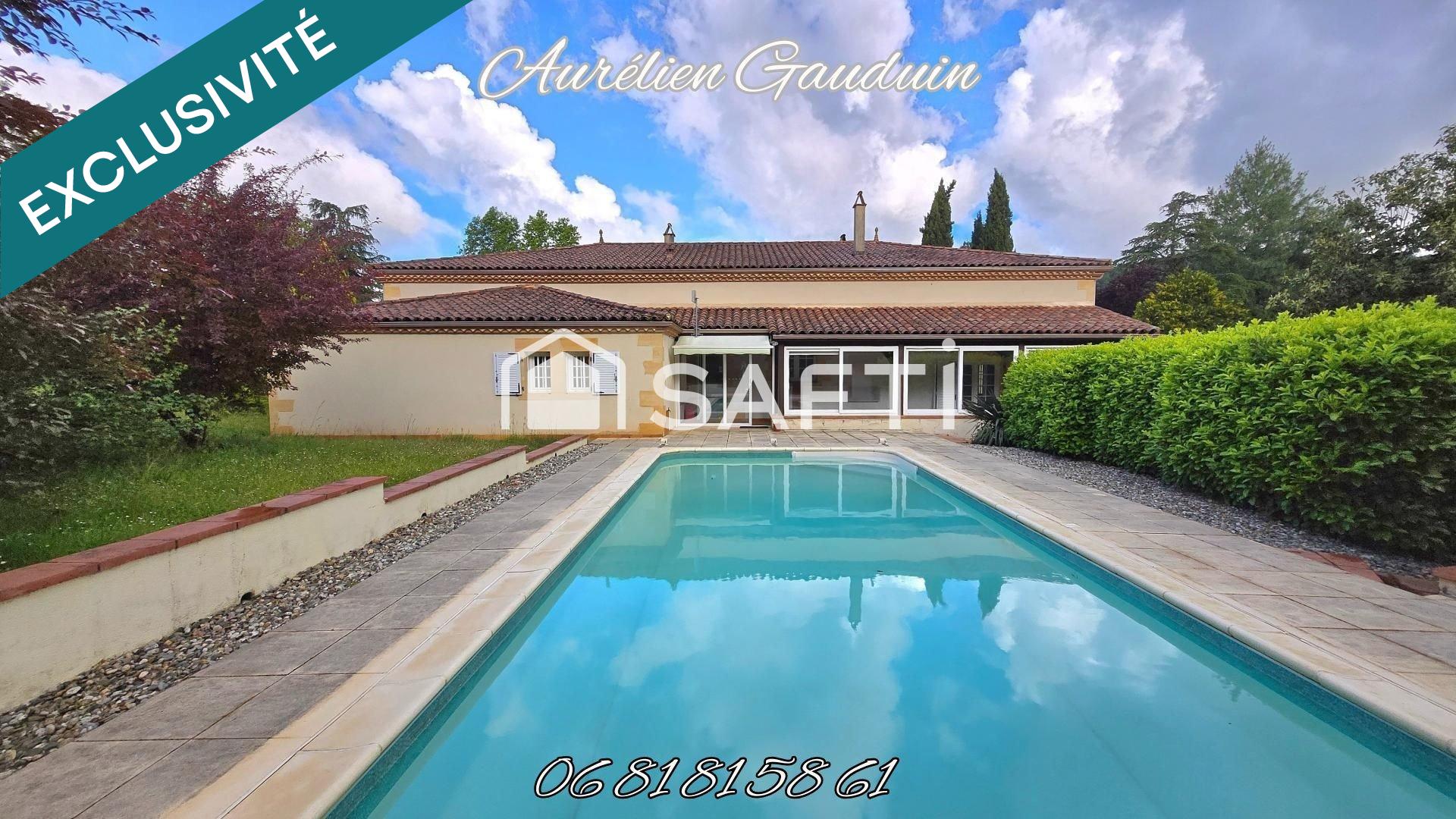 Plain-pied lumineux, beaux volumes, piscine et grand terrain : une maison pensée pour profiter pleinement de chaque instant.