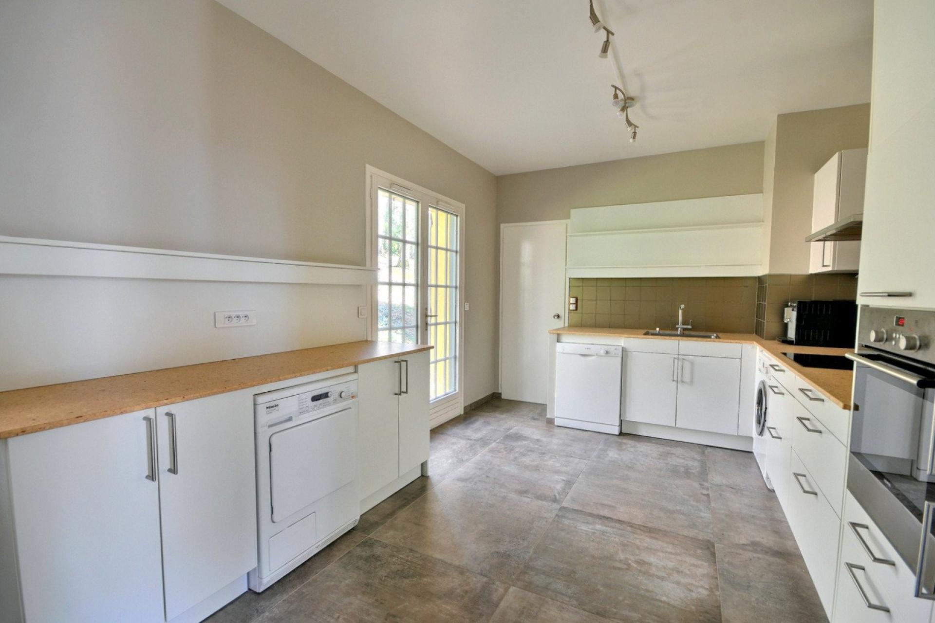 Photo 11 of the listing.
