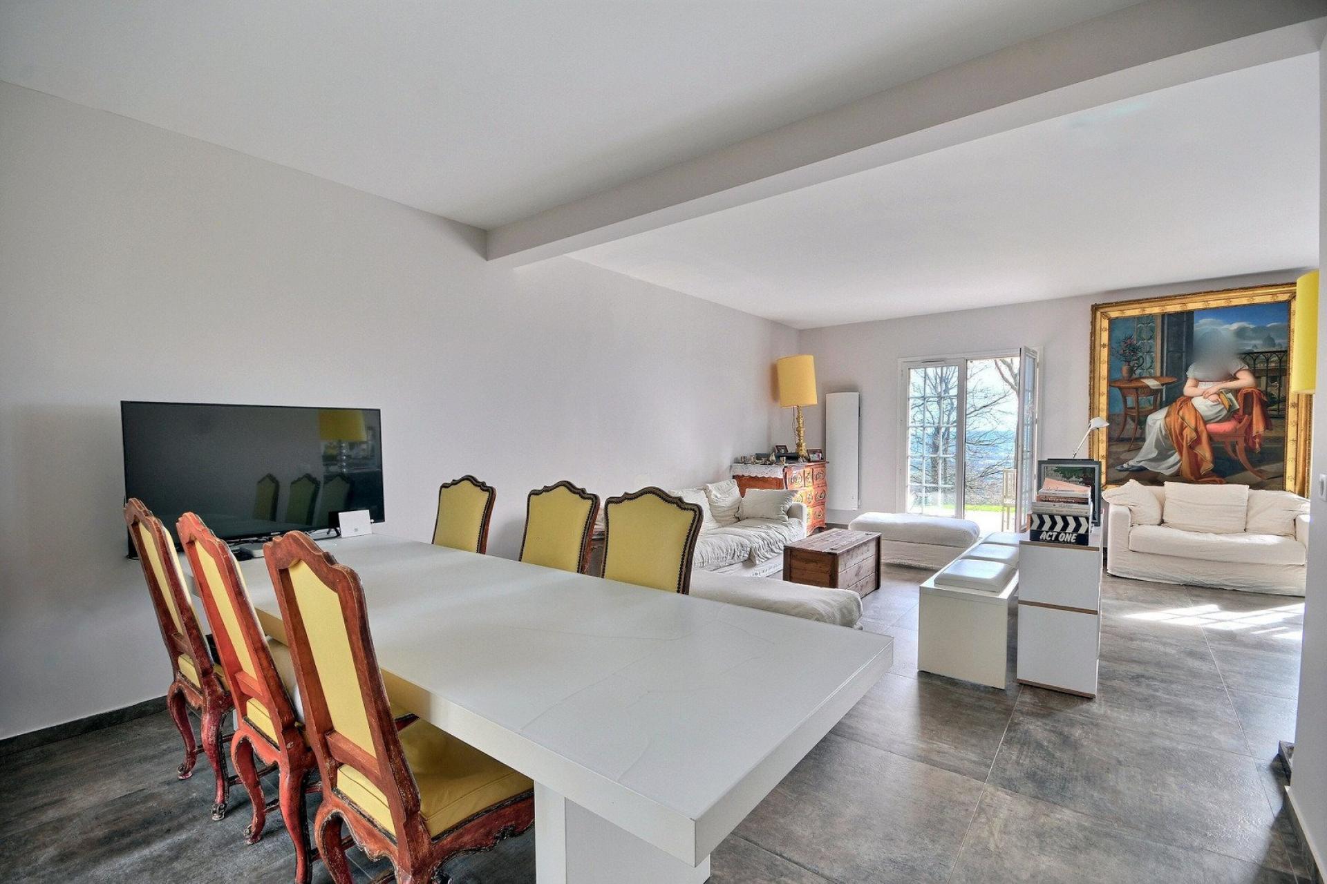 Photo 6 of the listing.