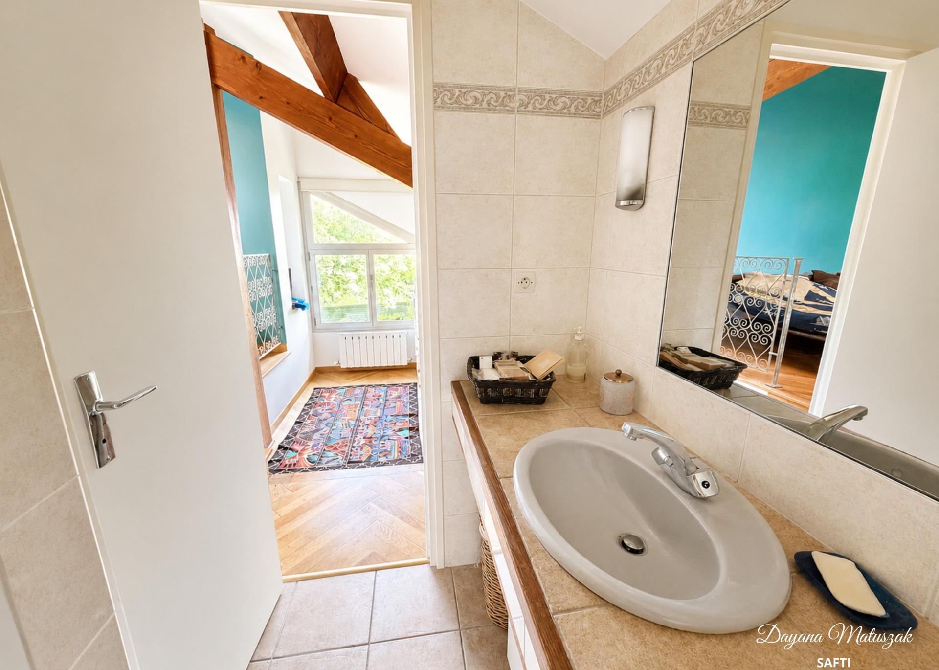 Photo 11 of the listing.