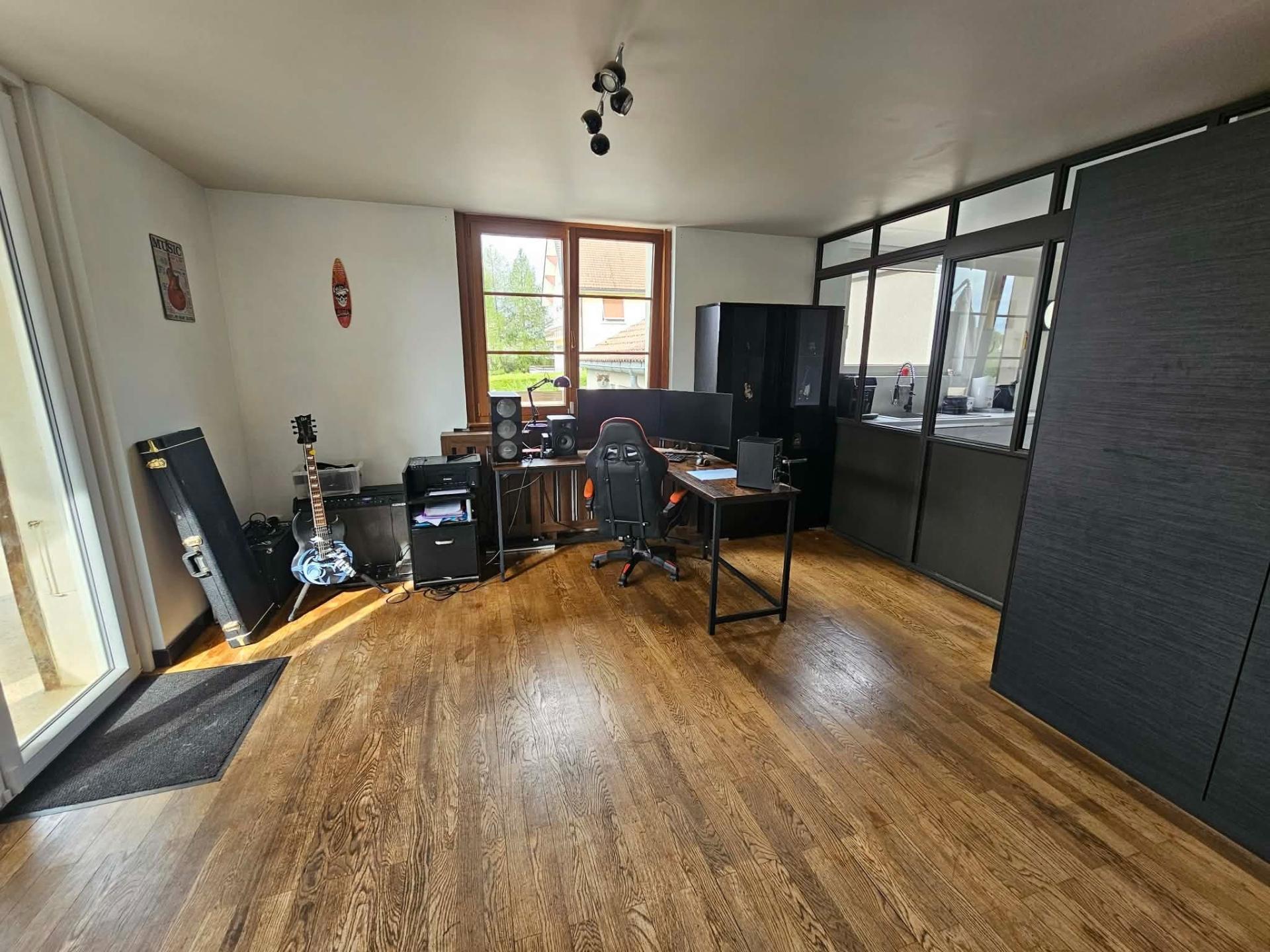 Photo 5 of the listing.