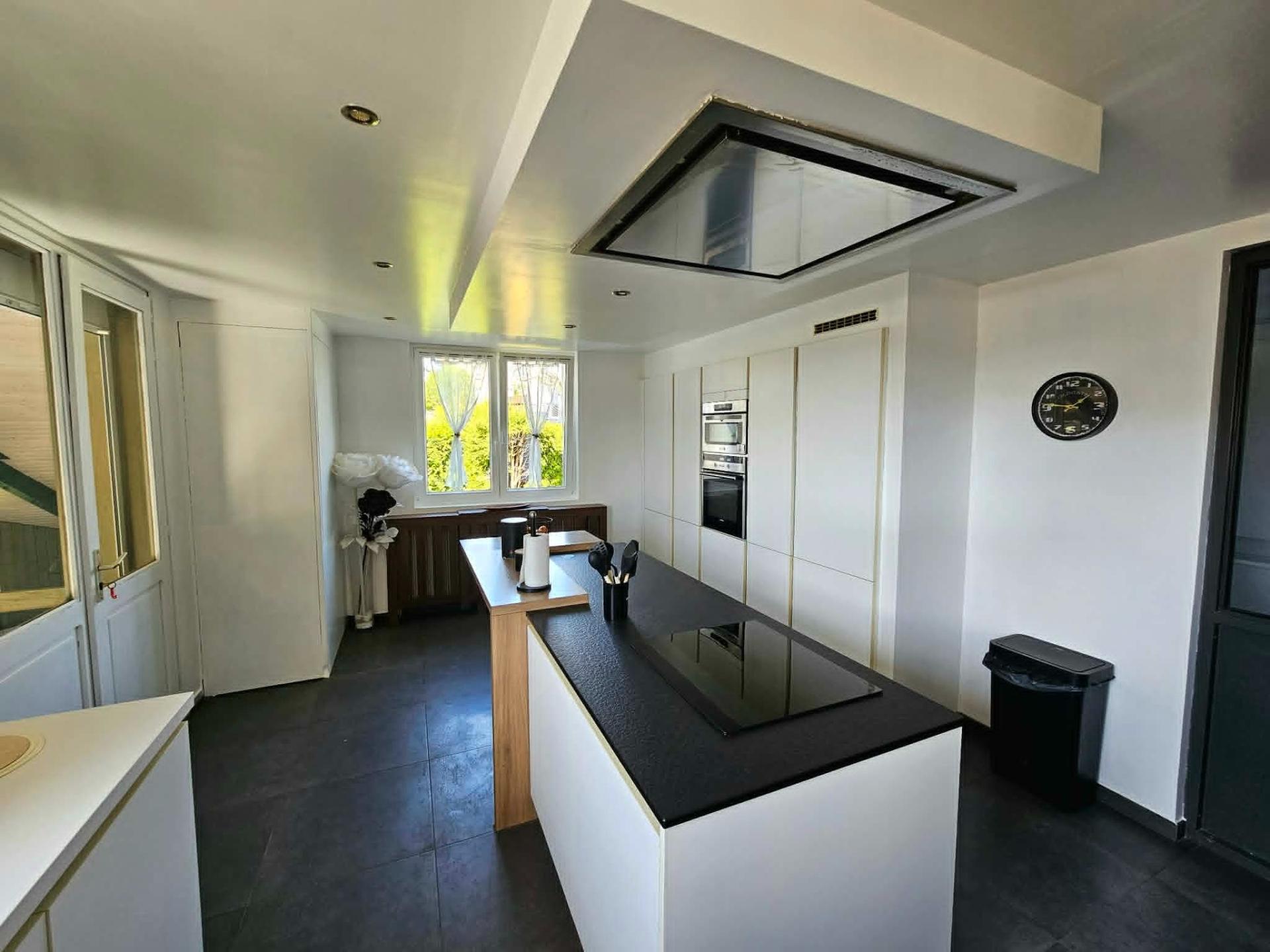 Photo 4 of the listing.