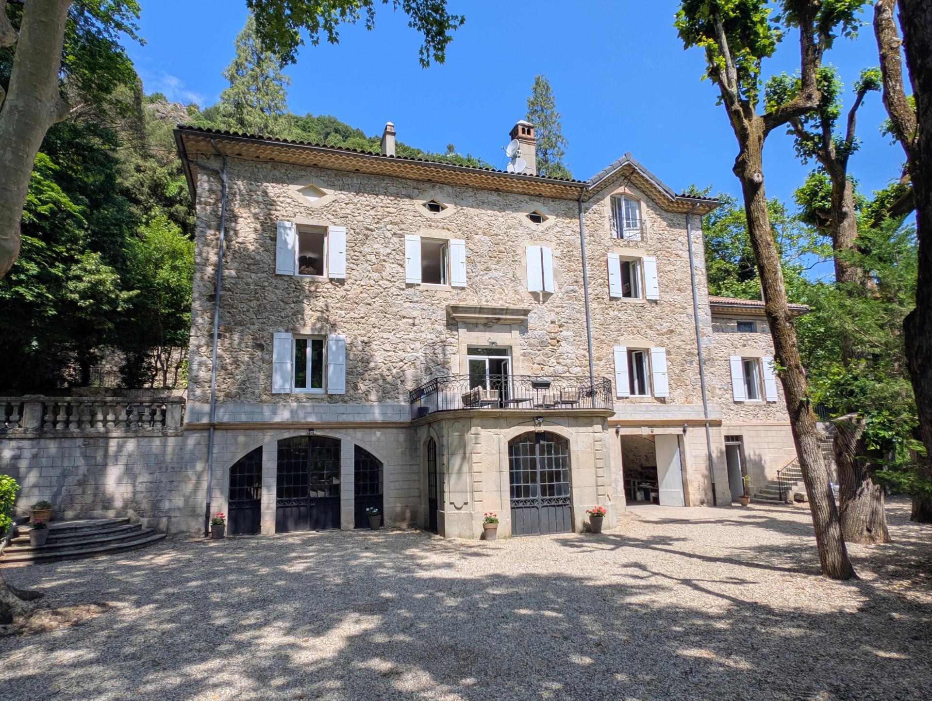Maison 11 pièces 528 m² · à Asperjoc · 528 m² · 860 000 €