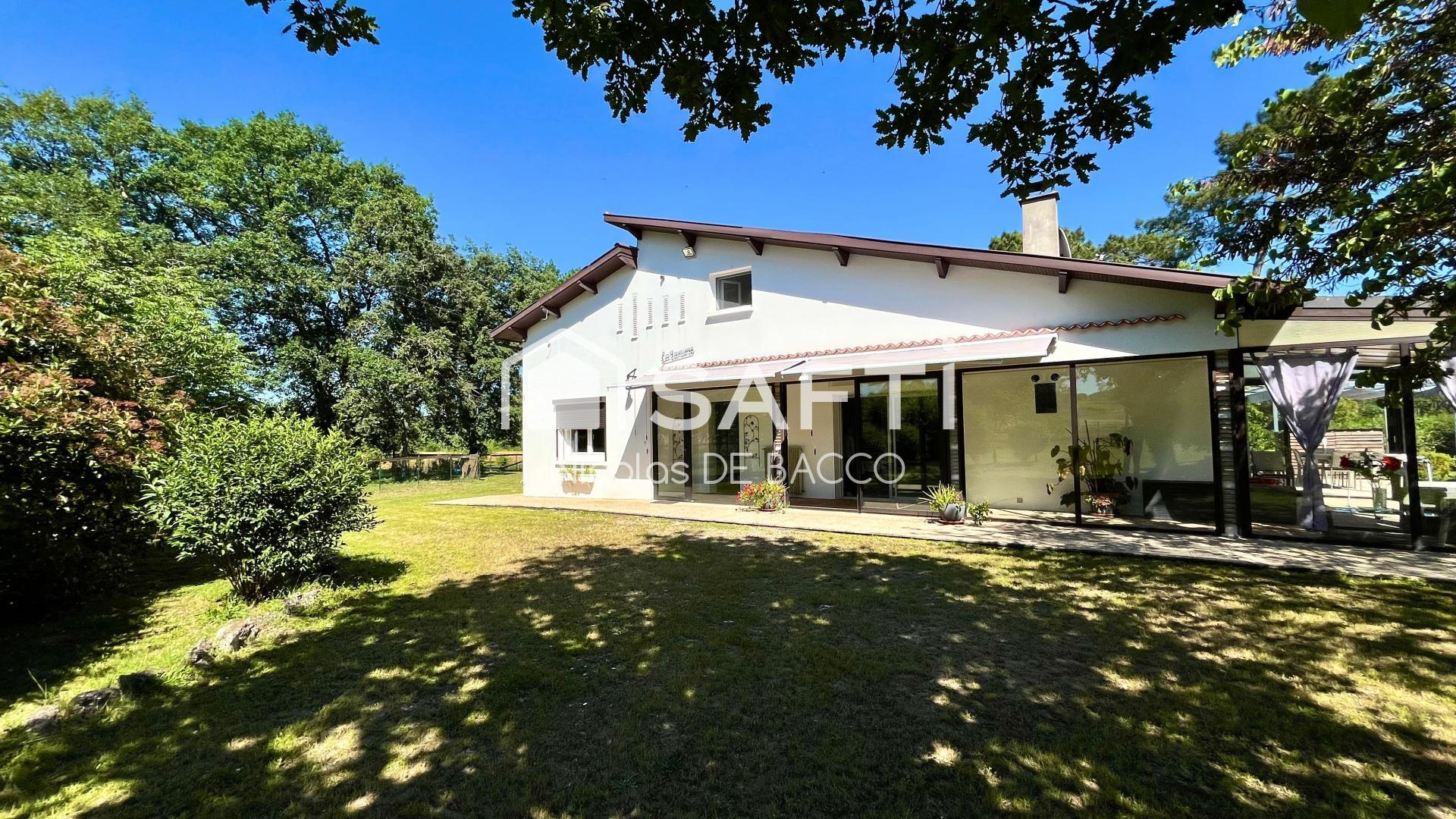 Belle maison a la campagne de 216 m2, avec sa piscine sur un terrain de 12 080 m2.