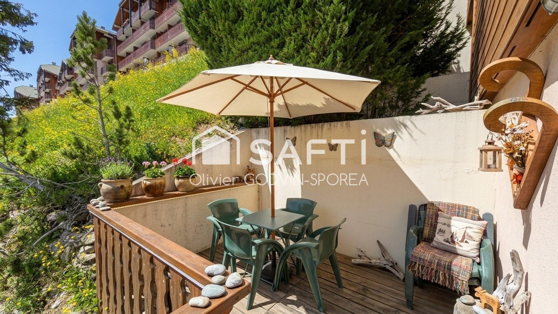Deux pièces atypique de 43 m2 avec balcon + terrasse de 12m2 exposé sud offrant une vue dégagée sur les alpages et montagnes environnantes.