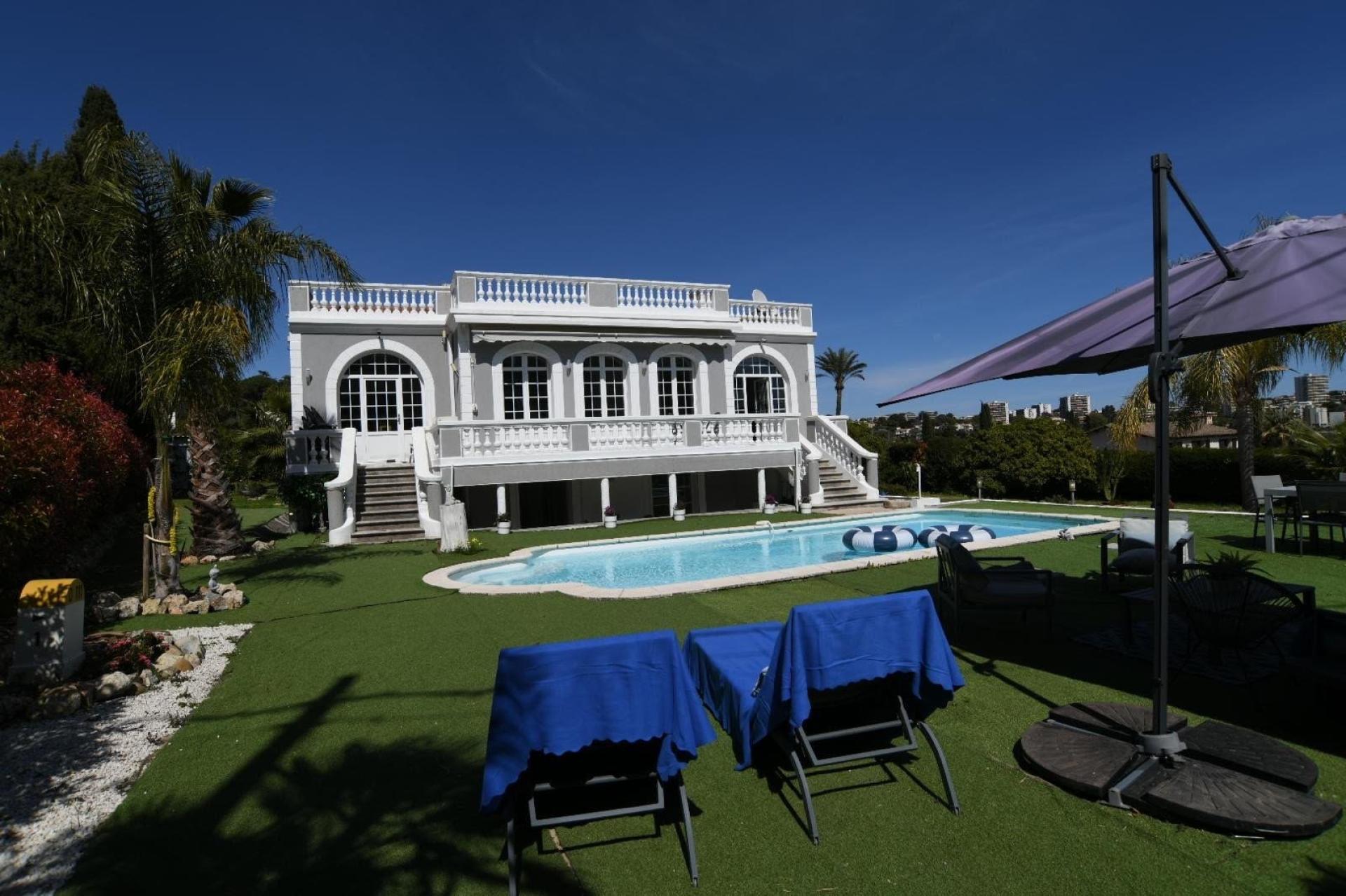 Photo 2 of the listing.