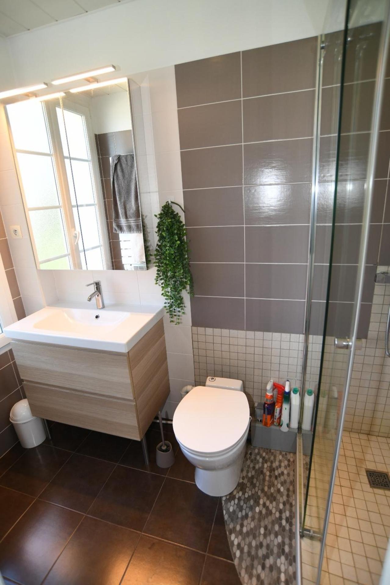 Photo 11 of the listing.