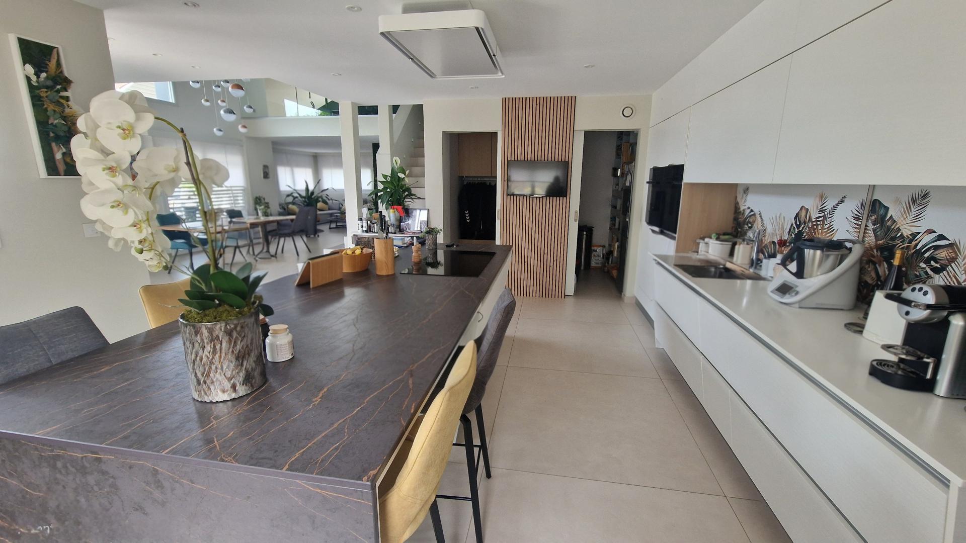 Photo 6 of the listing.
