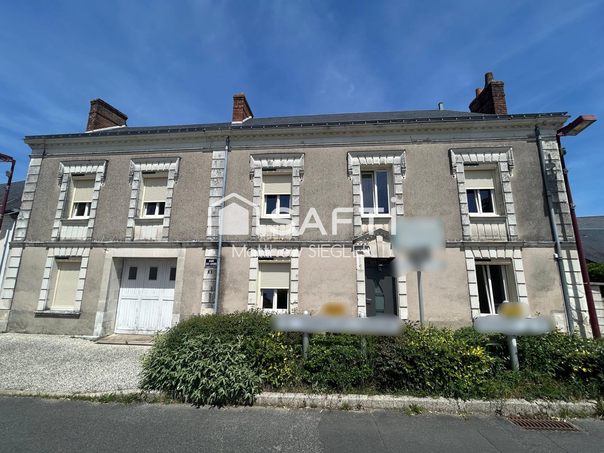 Amoureux de la pierre et des espaces chaleureux, découvrez cette charmante maison alliant authenticité, confort moderne et cadre de vie paisible au cœur de la campagne tourangelle.