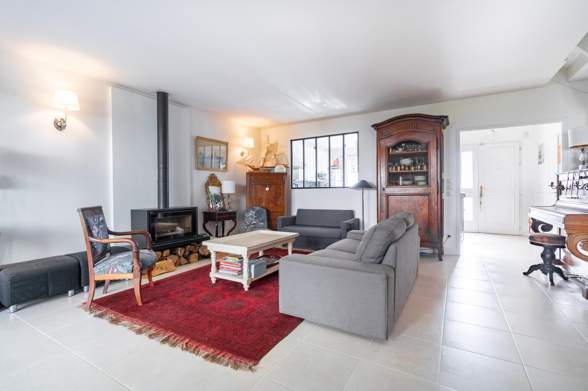 Photo 5 of the listing.