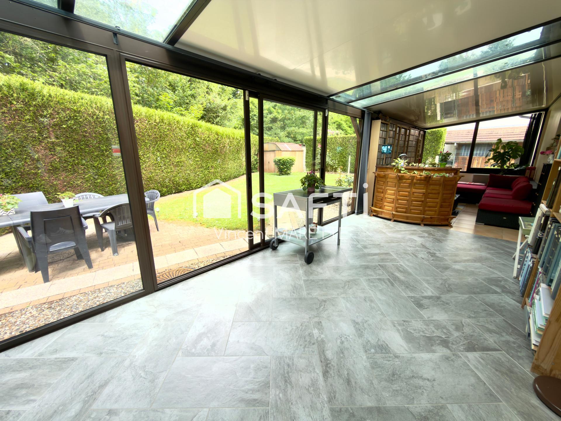 Venez vivre au rythme de la lumière et de la nature dans cette agréable maison à Mello, idéale pour toute la famille.