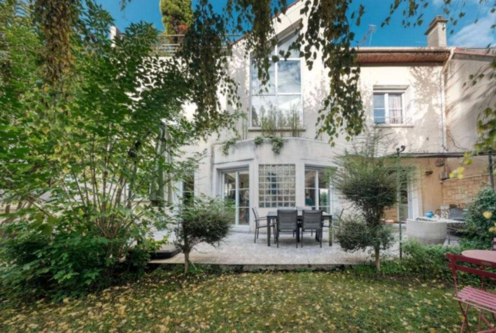 Photo 6 of the listing.