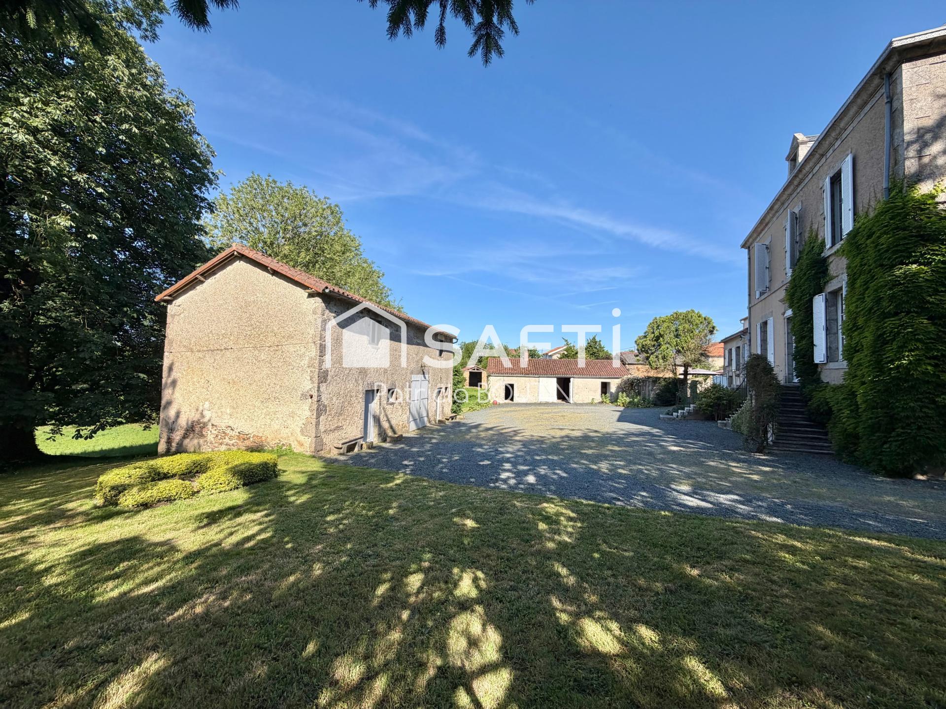 MAISON DE MAITRE + PETITE MAISON A RENOVER ET DEPENDANCES A SAINT PAUL EN GATINE !