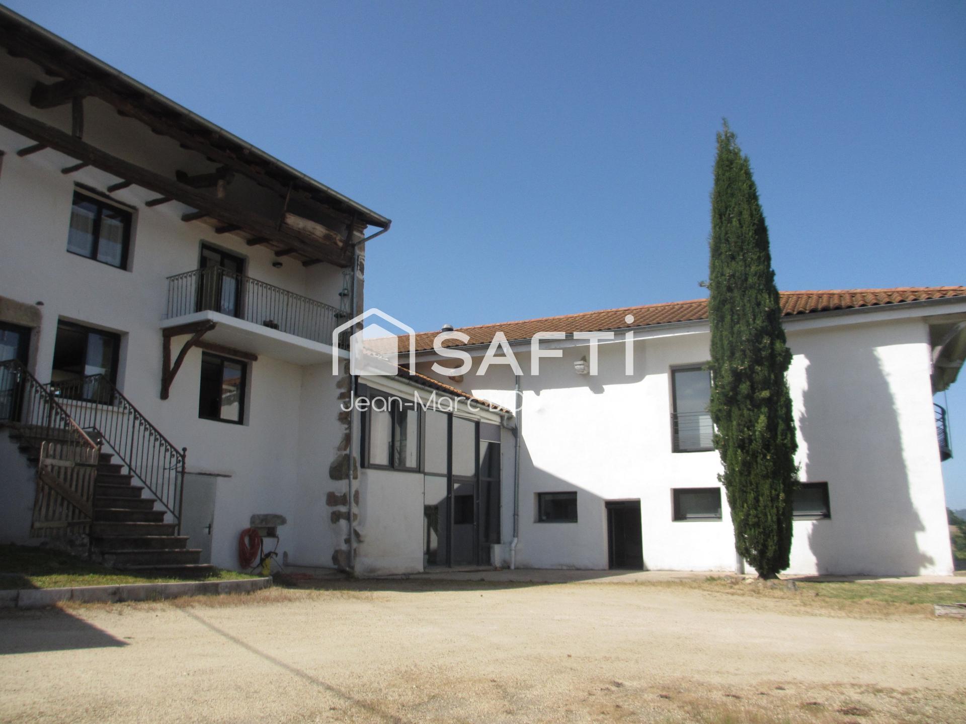 SAINT PIERRE LE VIEUX ensemble de 3 maisons 324M²