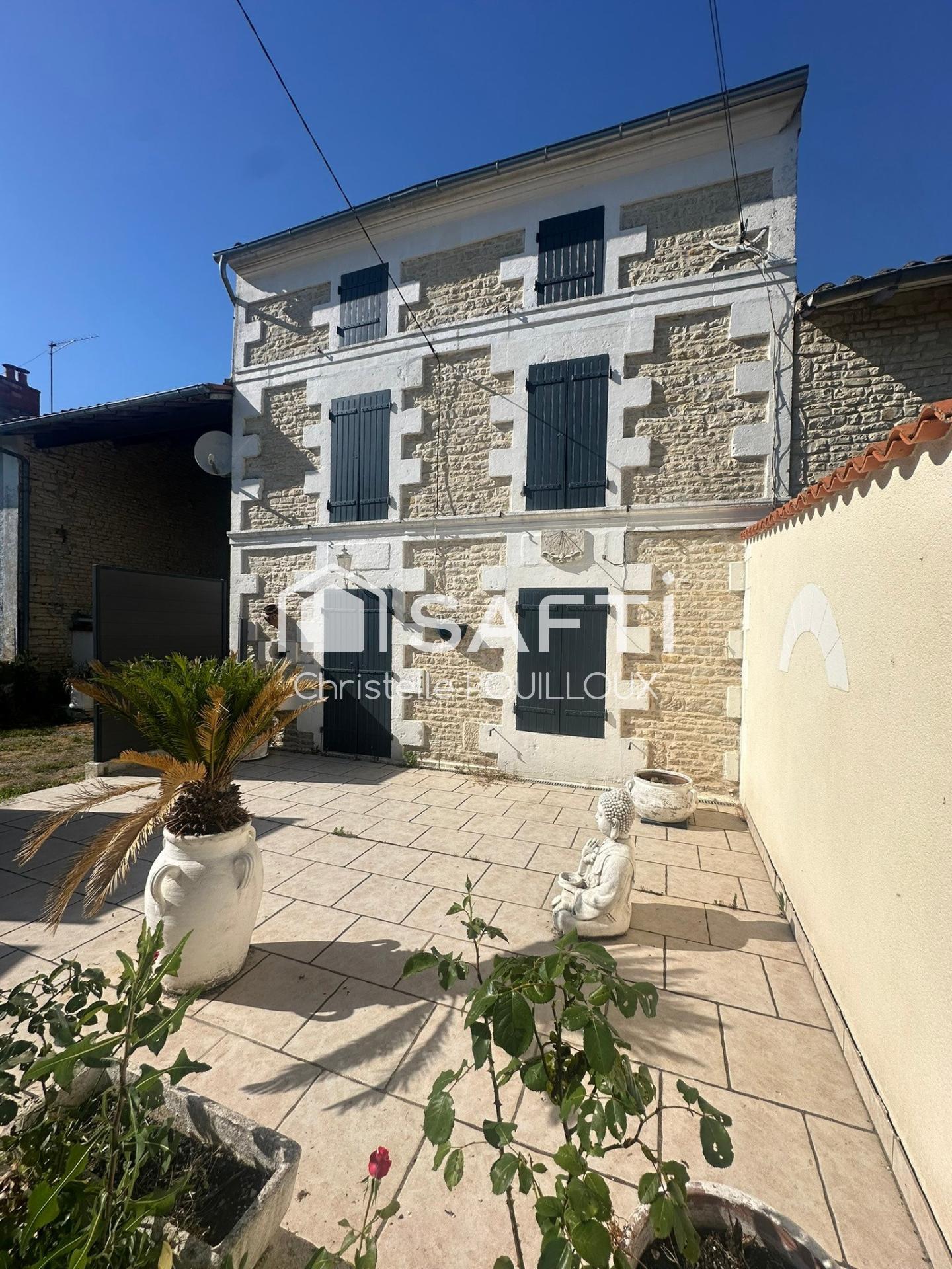 Maison ancienne avec jardin clos, dépendances et beau potentiel