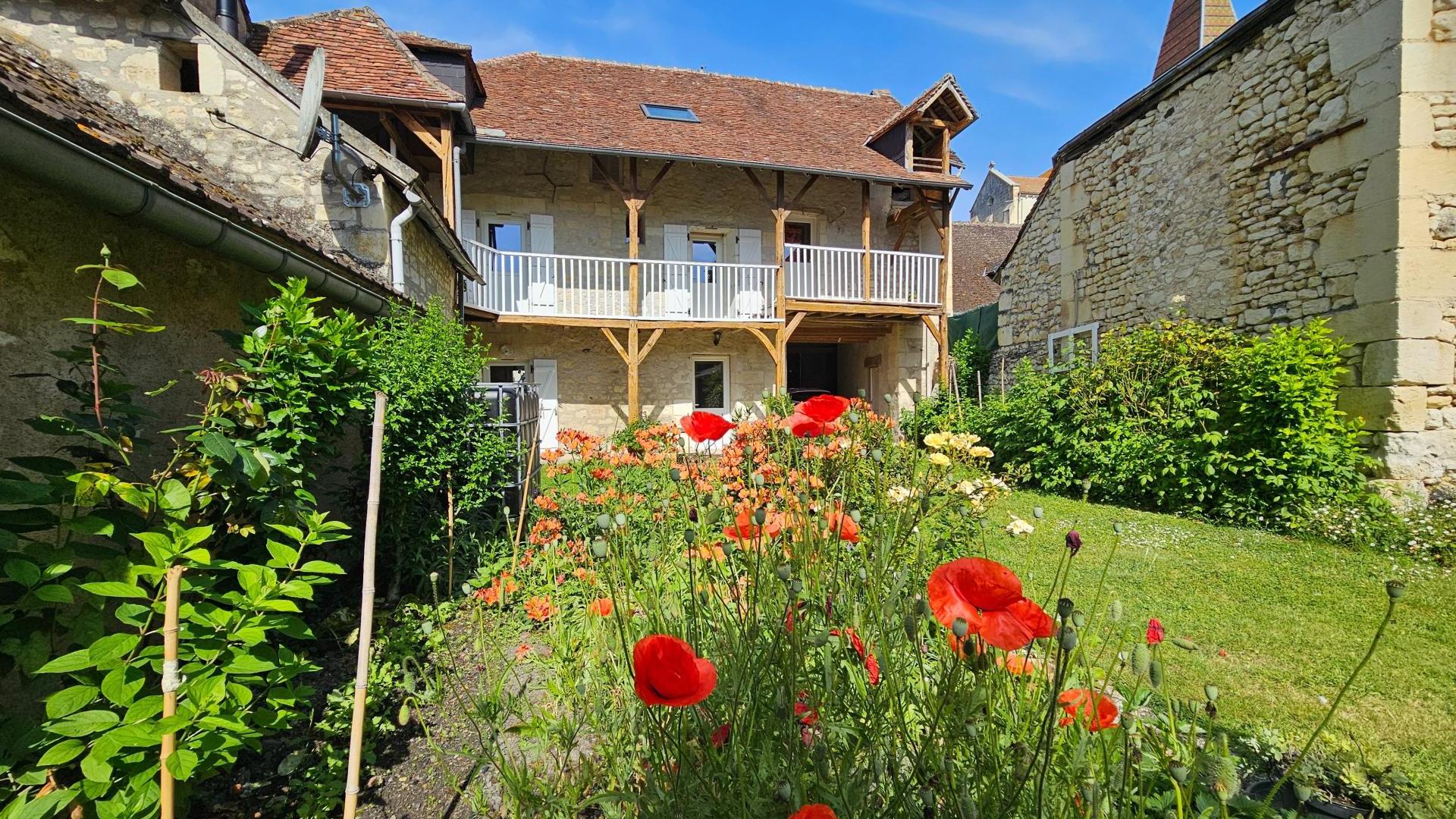 Maison de charme au cœur du village, avec jardin intimiste et beaux volumes familiaux