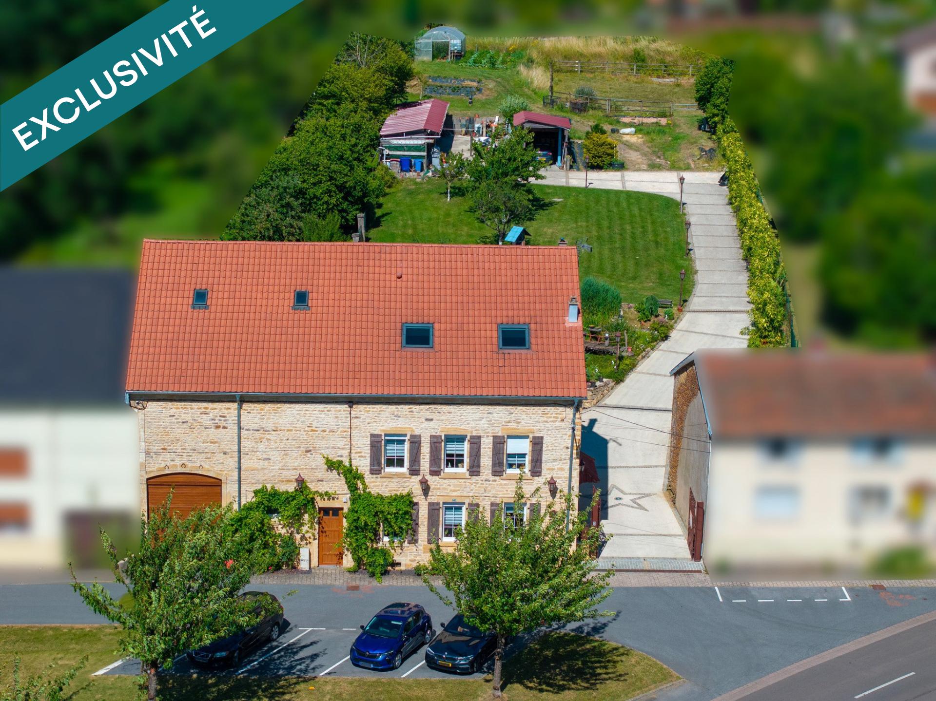 Corps de ferme 230 m2 avec box et carriere terrain 4270 m2