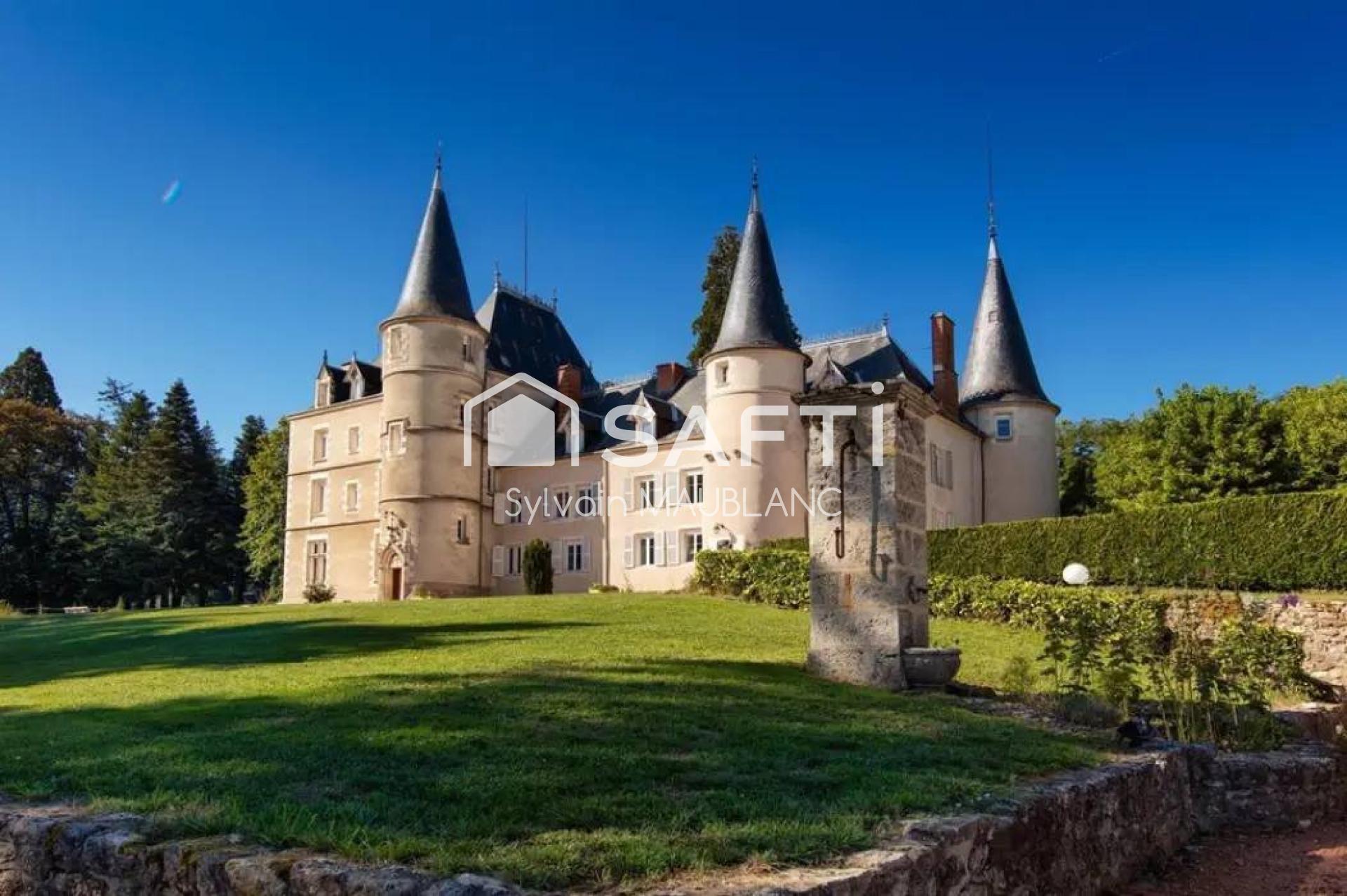 Château rénové du XV et XIXe siècle
