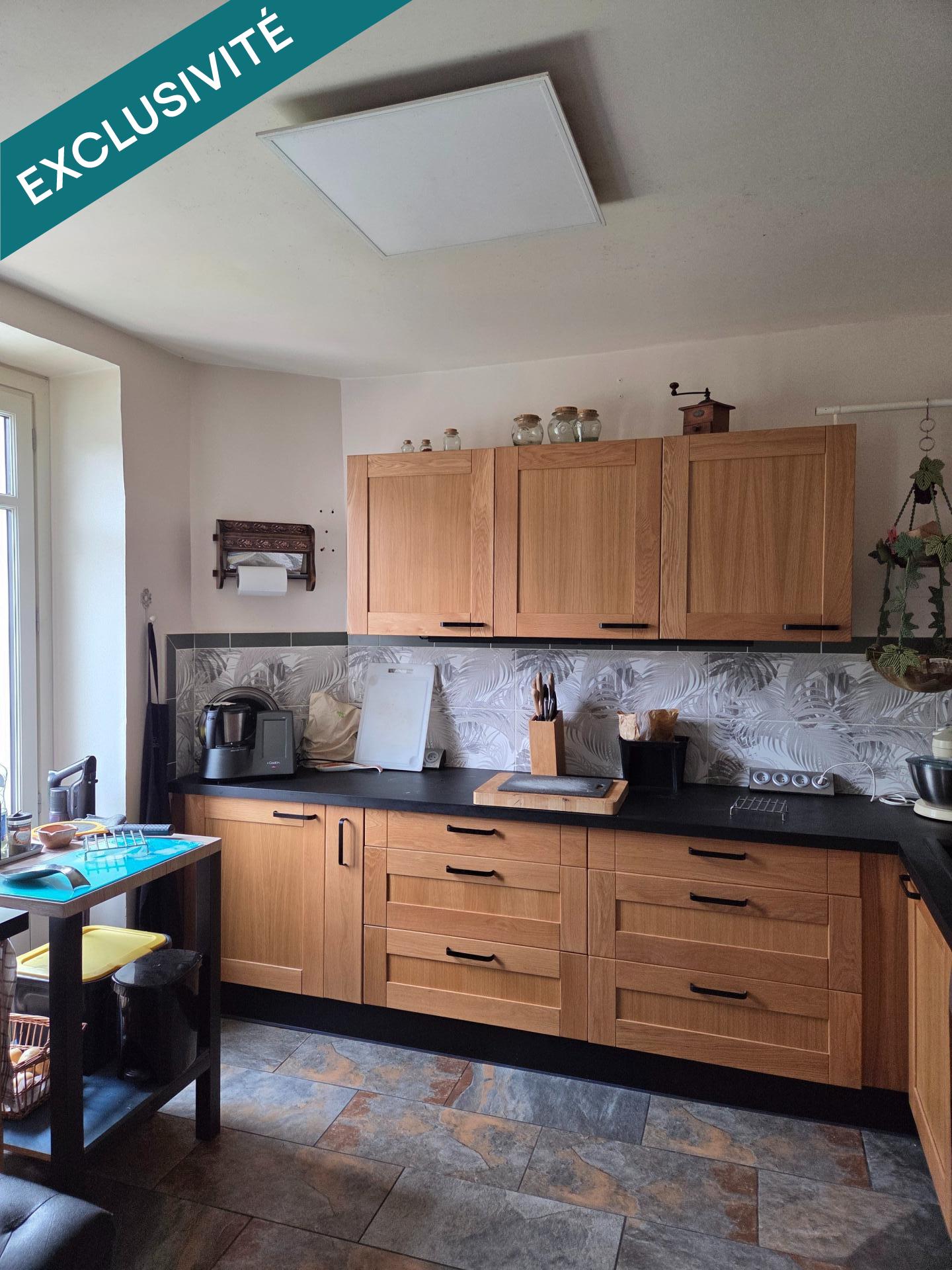 Maison d'habitation de 150 m² élevée partie sur cave, comprenant en rez-de-chaussée une entrée, un sas desservant un salon, une salle a manger et une cuisine aménagée et équipée accès sur le jardin, placard sous escalier et un toilette. L'étage comprenant un palier, un toilette indépendant, une chambre avec salle d'eau, deux chambres , une salle d'eau avec toilette. Une grange d'environ 80m², d'un atelier et d'une pièce aménagée et climatisée donnant sur un jardin clos de murs.