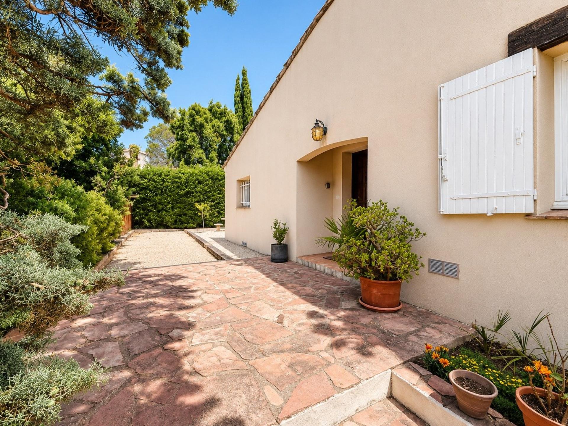 Photo 4 of the listing.