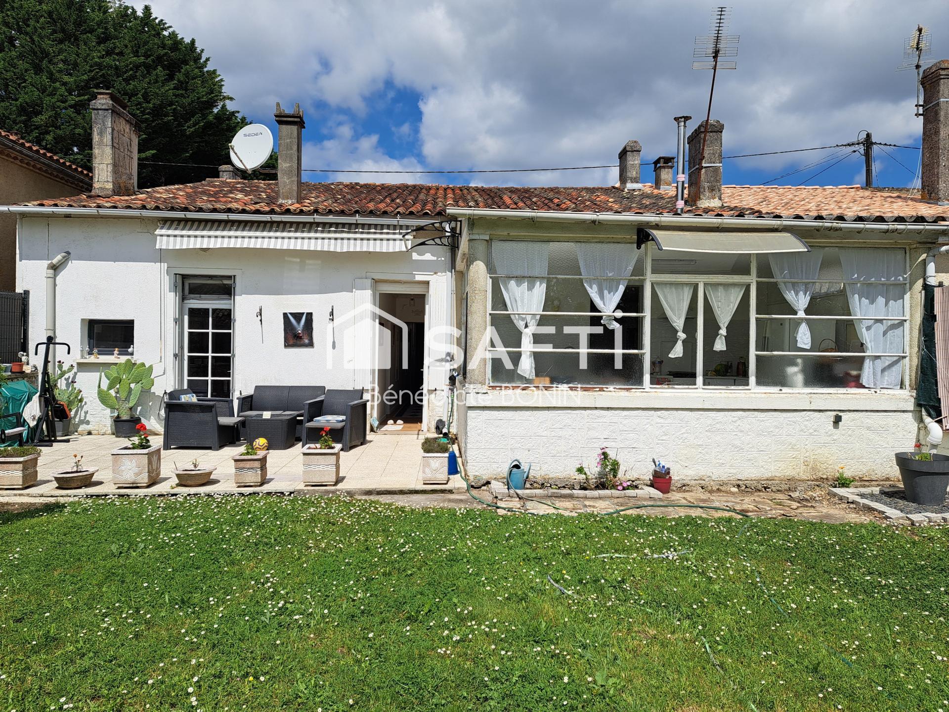 Maison de ville avec grand jardin et garage