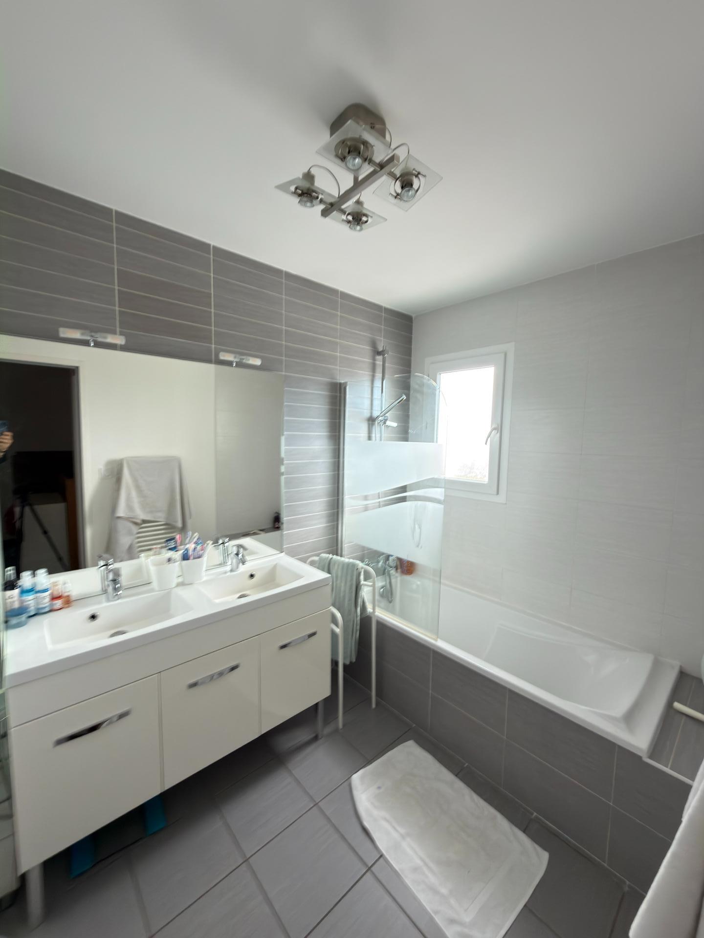 Photo 4 of the listing.