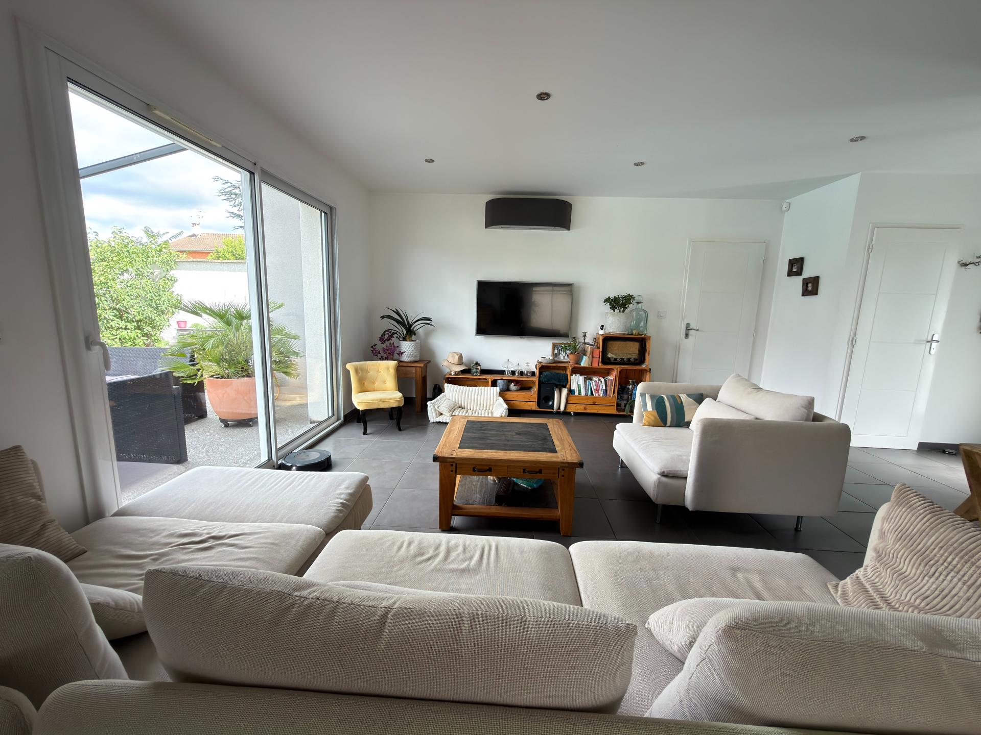 Photo 2 of the listing.