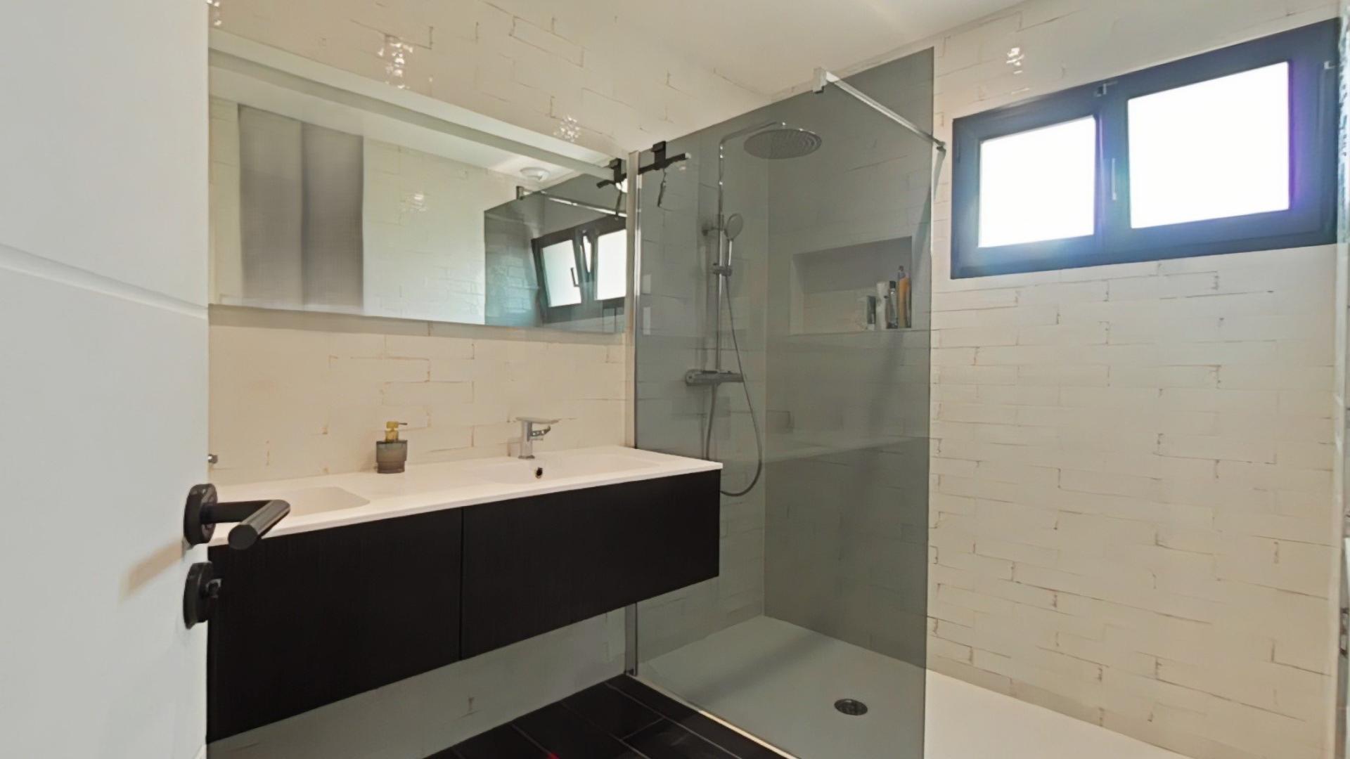 Photo 7 of the listing.
