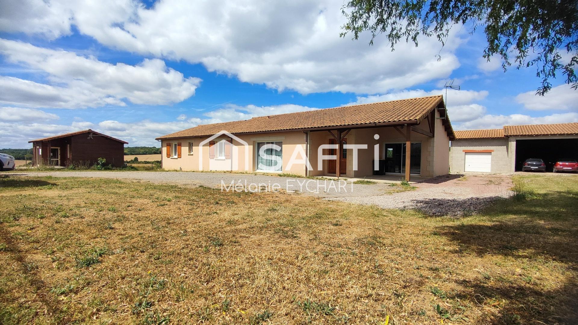 Maison de plain-pied 4 chambres avec local professionnel indépendant de 51 m² loué 500 €/mois, garages et vue dégagée sur la campagne.