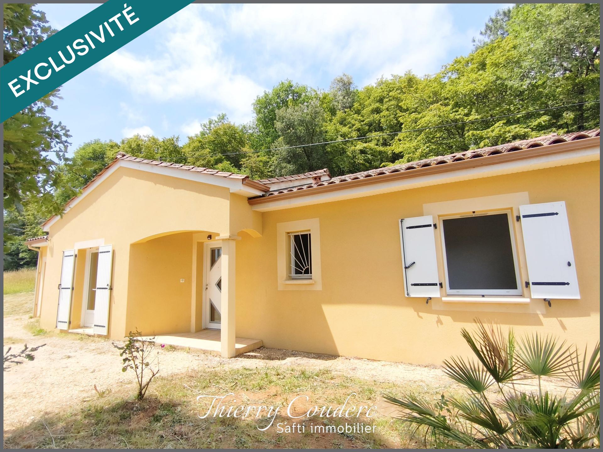 Maison trois chambres avec garage.