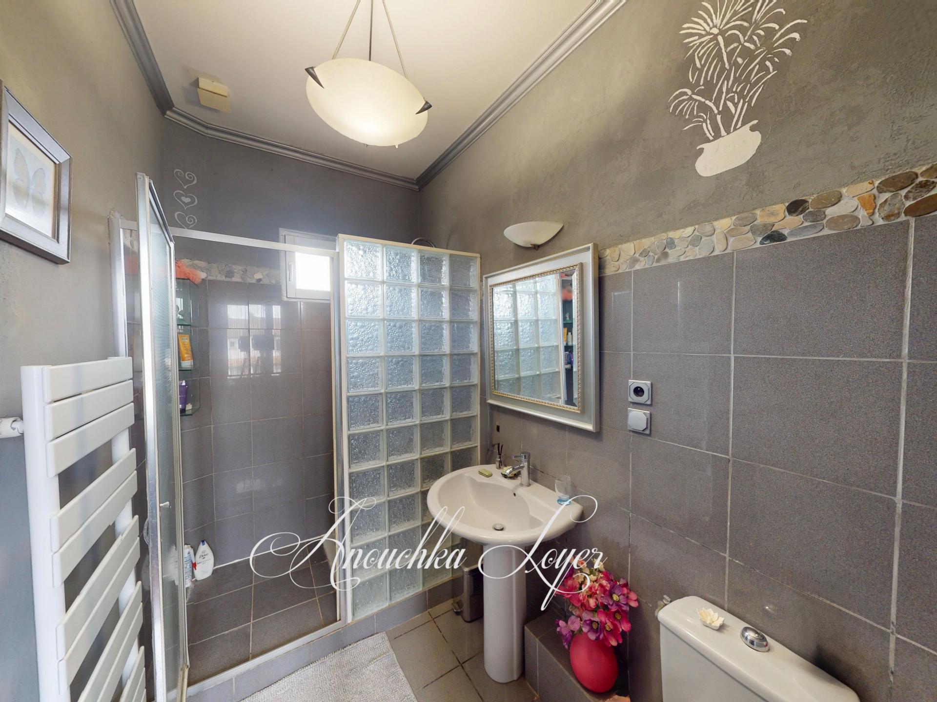 Photo 10 of the listing.