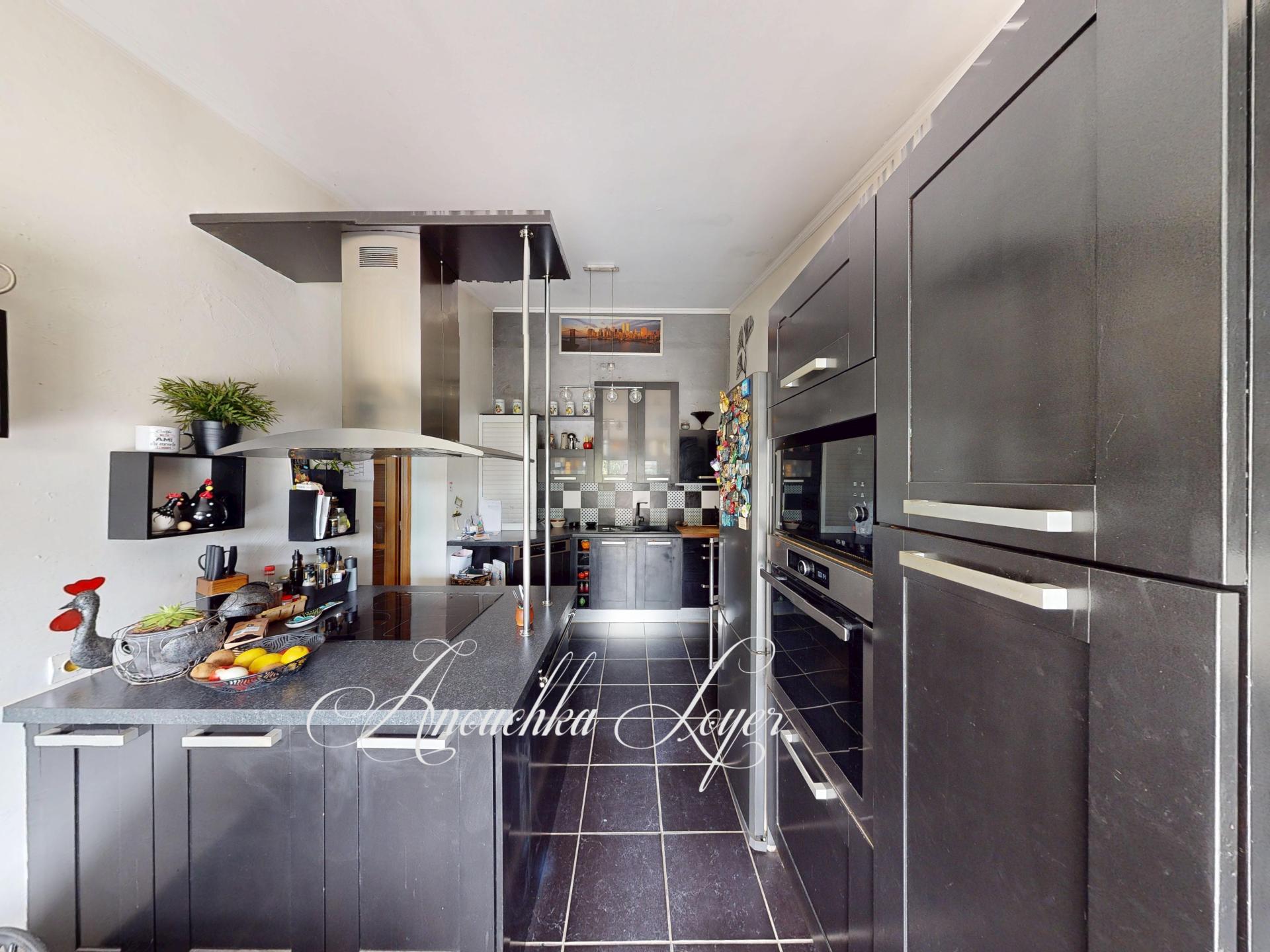 Photo 6 of the listing.
