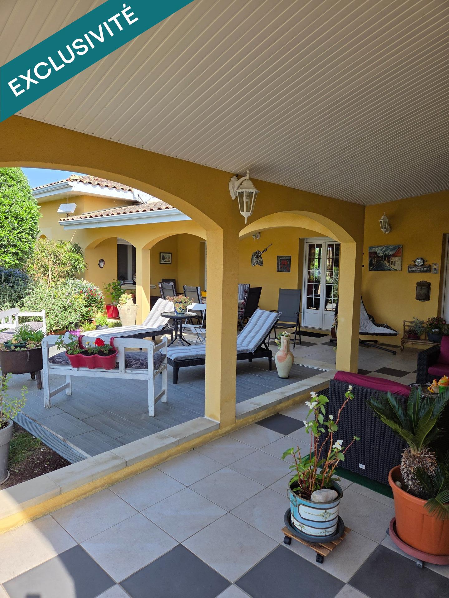 Maison individuelle de plain-pied T6 de 174 m² environ sur un terrain de 1118m², un garage pour 2 roues de 9m² , grande courgoudronnée permettant le stationnement de quatre véhicules et une terrasse abritée de 47 m².prestations  soignées,  chauffage  sol  par  pompe  a  chaleur  air  eau,  chauffe  eau  thermodynamique  de  300  L  en  géothermie,  aspiration  centralisée,  assainissement individuel conforme
