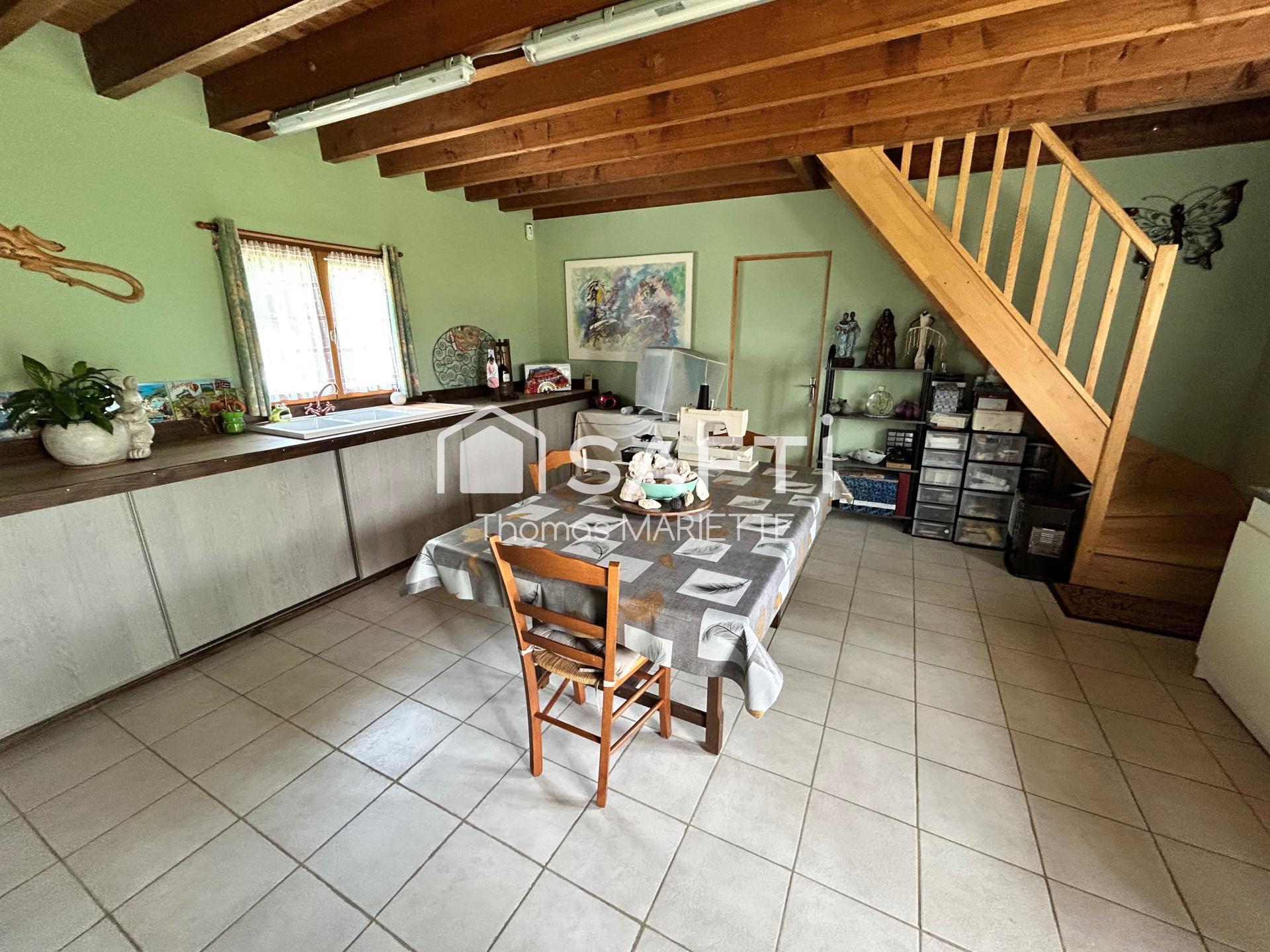 Maison, style Longère en pierre, avec terrain tout autour et une dépendance idéale pour gîte