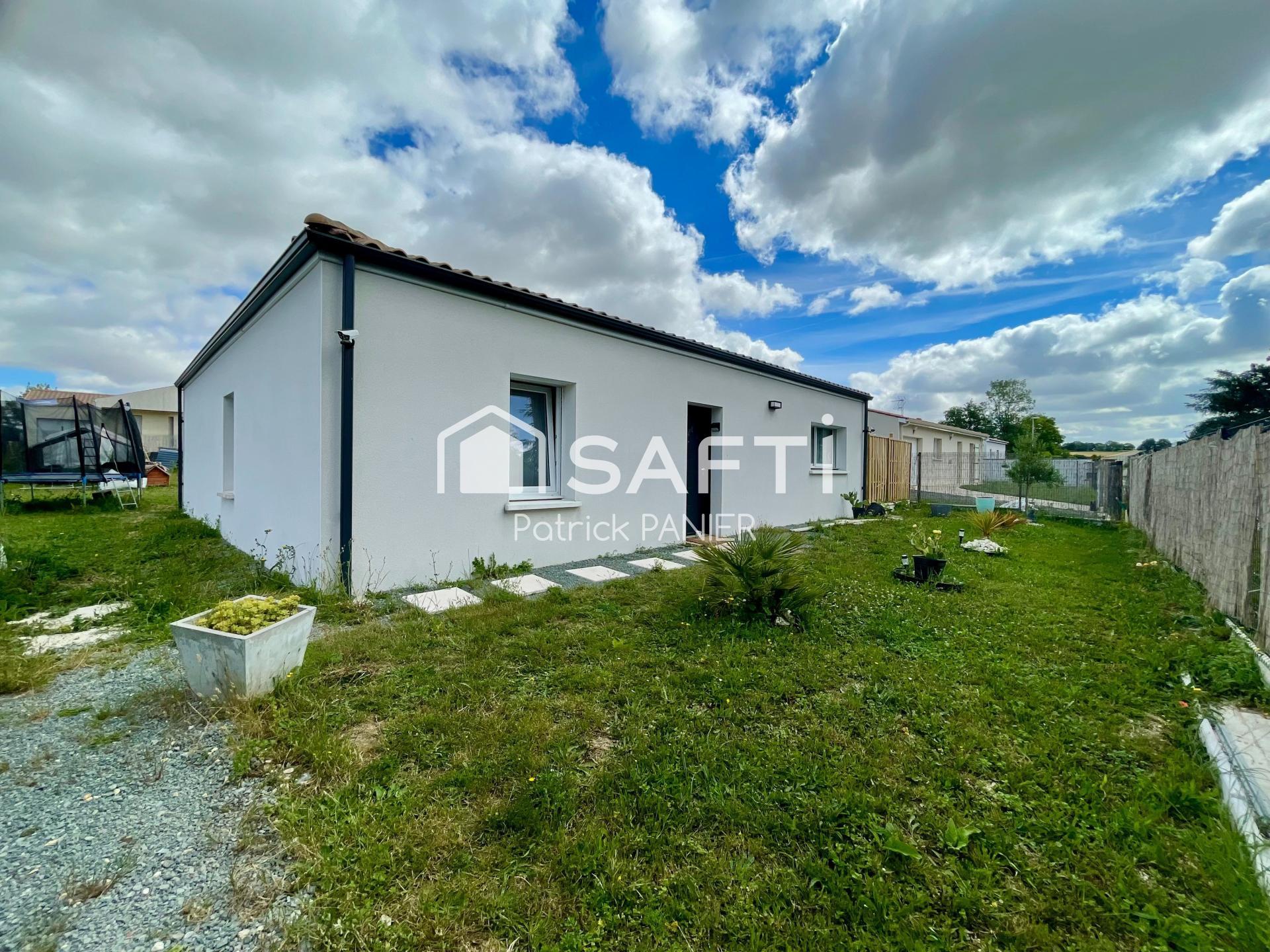 Dans un environnement calme et agréable, cette maison individuelle construite en 2022 offre des prestations modernes et une excellente performance énergétique.