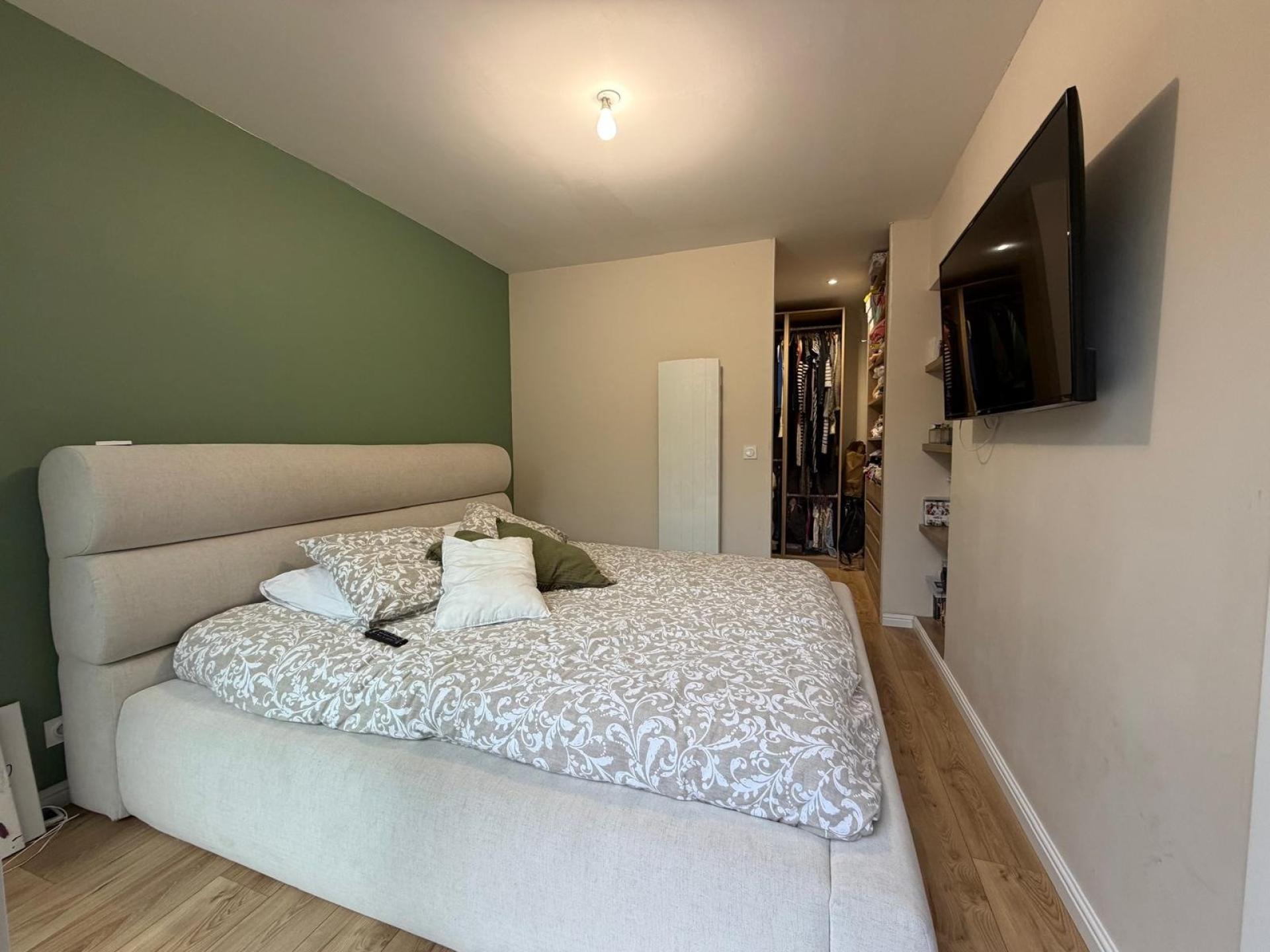 Photo 8 of the listing.