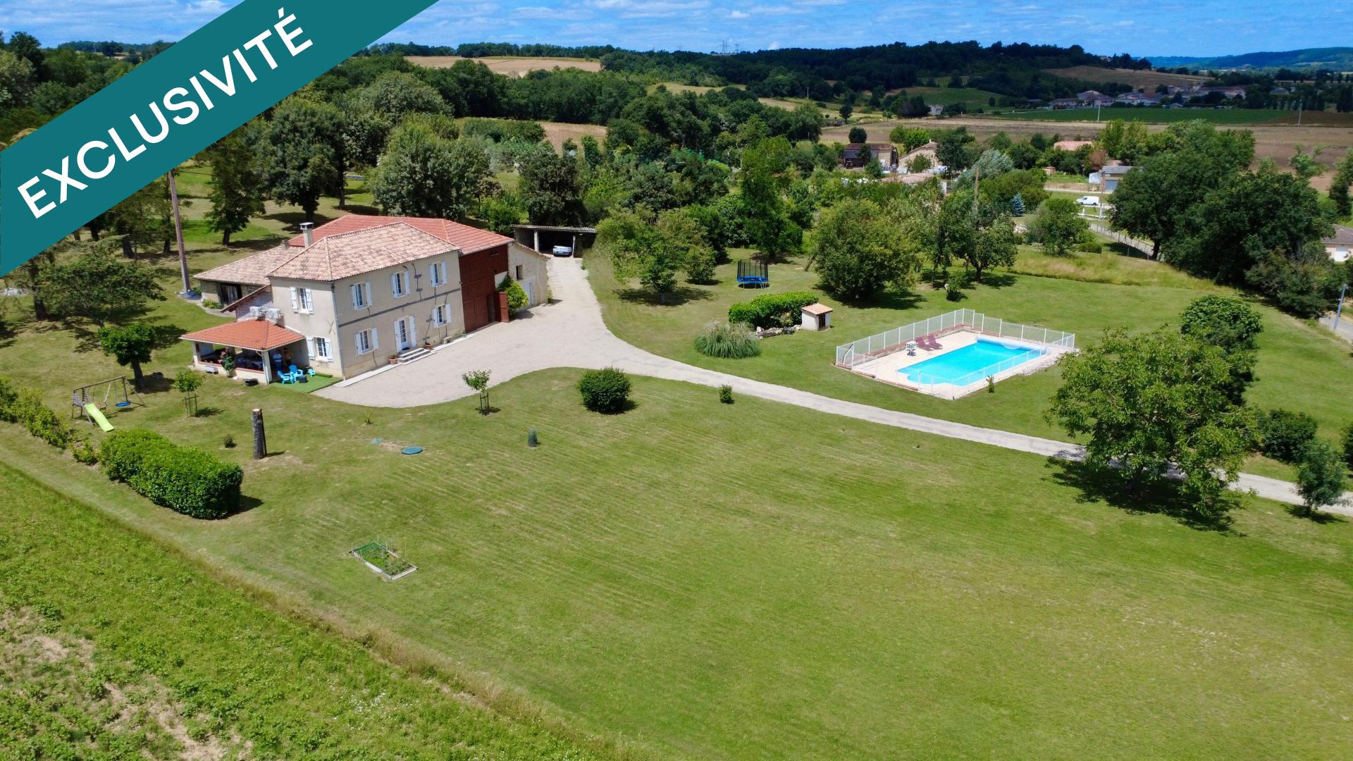 PROPRIÉTÉ EN PIERRE AVEC PISCINE, DÉPENDANCES ET VUE SUR LA VALLÉE DE L'ARRATZ