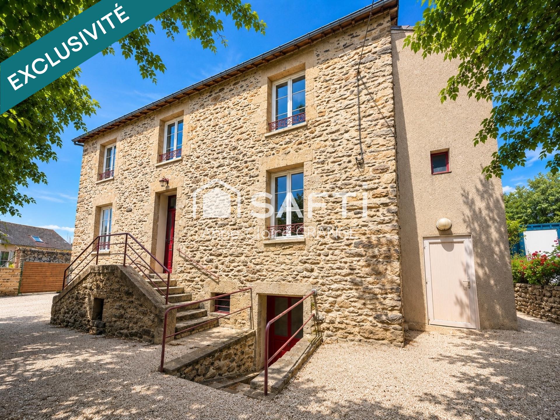 Demeure de caractère aux portes des Alpes Mancelles ✨ À quelques minutes de Fresnay-sur-Sarthe et des paysages préservés des Alpes Mancelles, cette élégante maison de caractère en pierre offre un cadre de vie authentique, propice aussi bien à une vie de famille qu’à un projet d’accueil touristique.