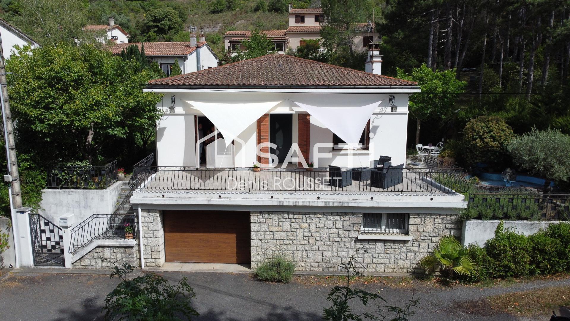 Charmante villa rénovée T4 de 100m² avec grand garage en rez-de-chaussée, grande terrasse avec vue dégagée et jardin.