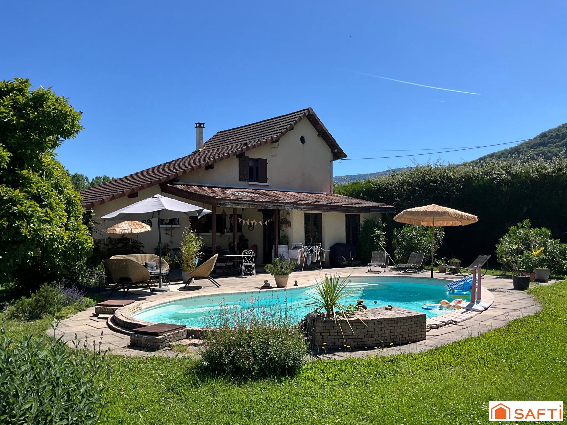 Maison pleine de charme sans vis à vis avec un terrain attenant de 7740 mètres.