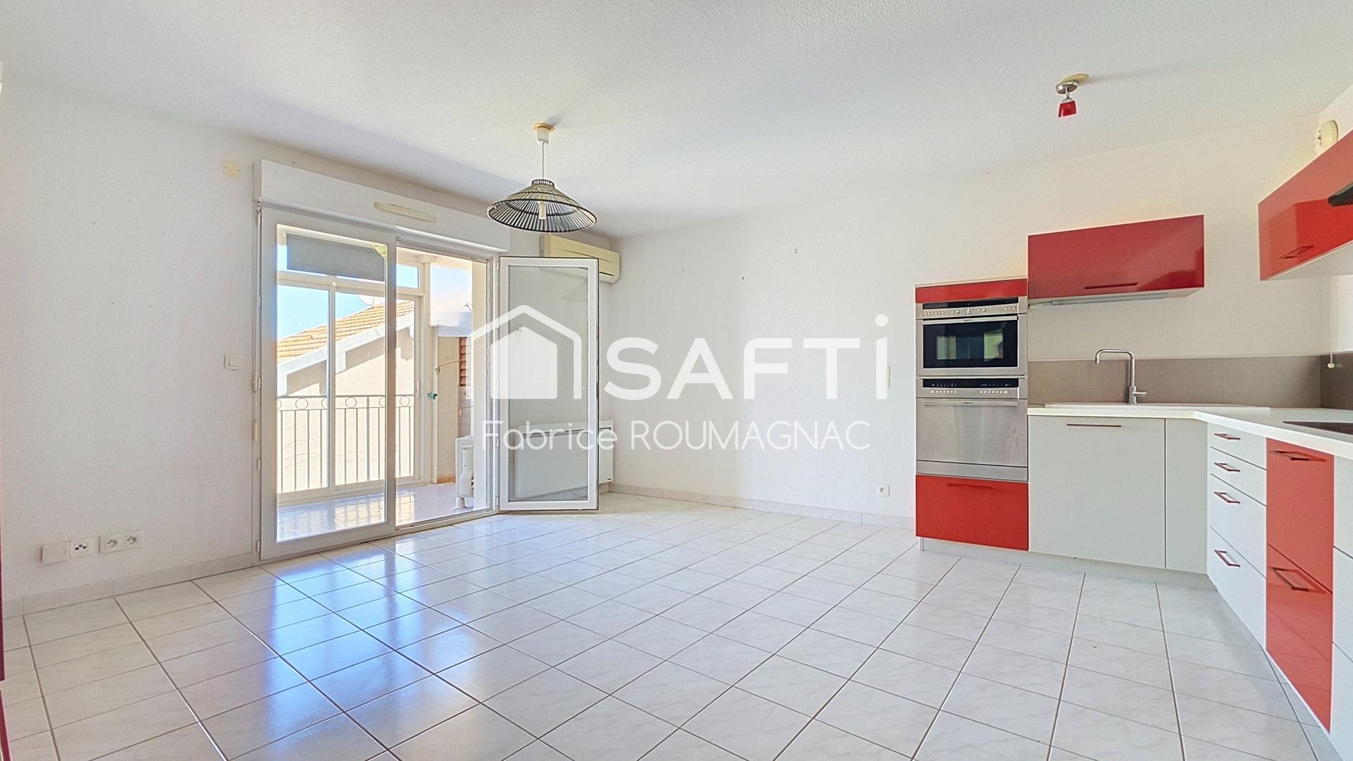 Appartement de 60 m² avec terrasse, deux places de parking couverte et cellier.
